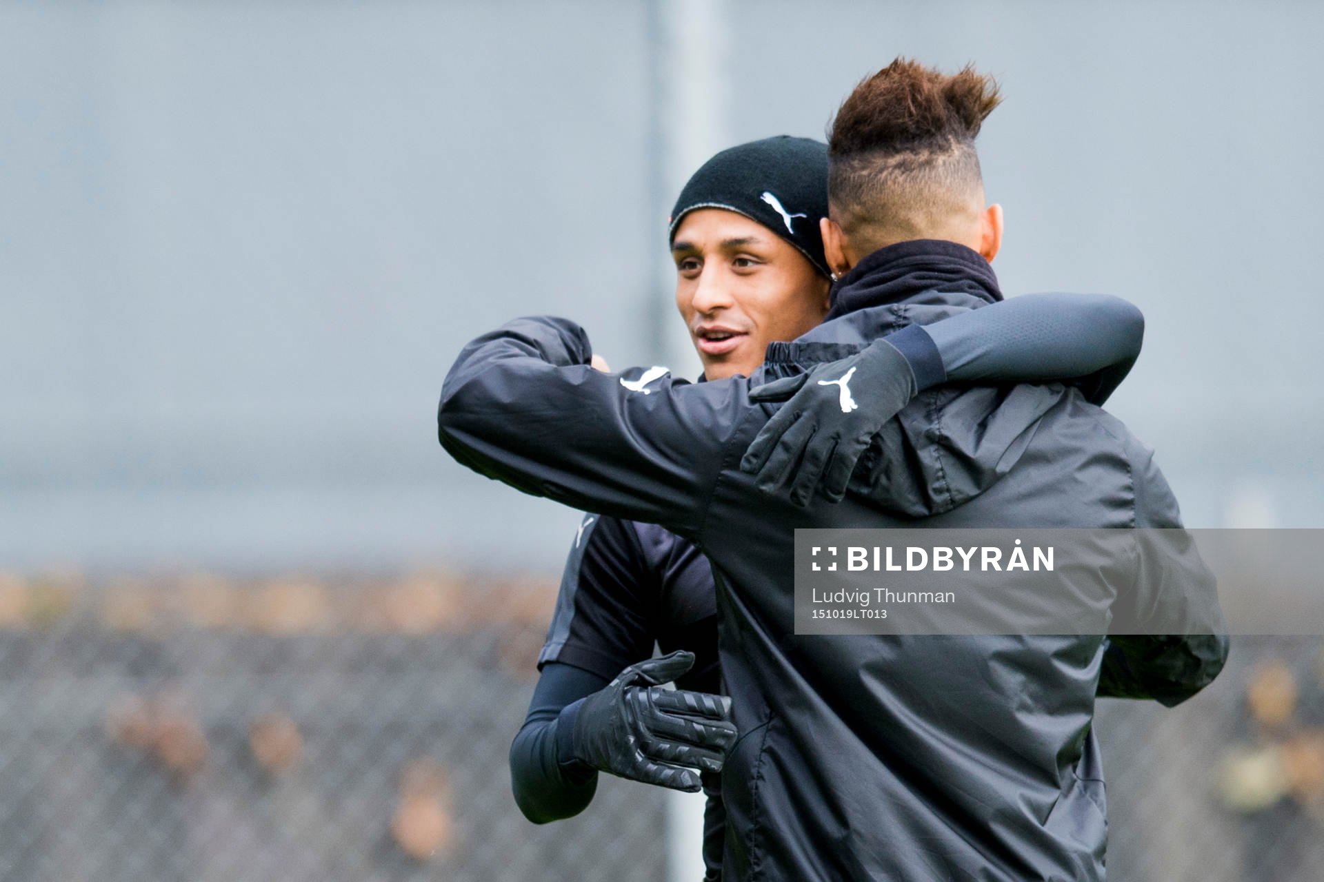 Malmös Victor Yoshimar Yotun Flores kramar om Tobias Sana under en träning och pressträff med Malmö FF den 19 oktober 2015 i Malmö. 