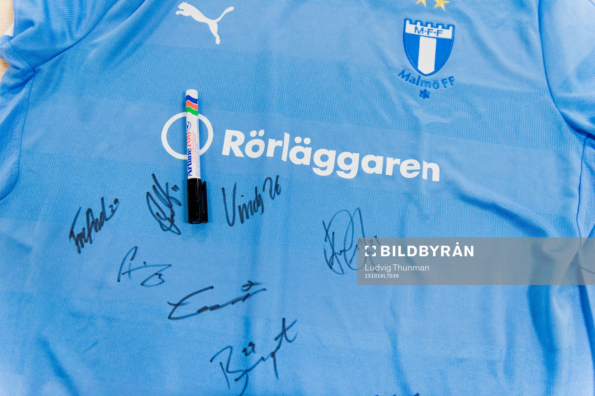 En matchtröja med spelarnas autografer under en träning och pressträff med Malmö FF den 19 oktober 2015 i Malmö. 