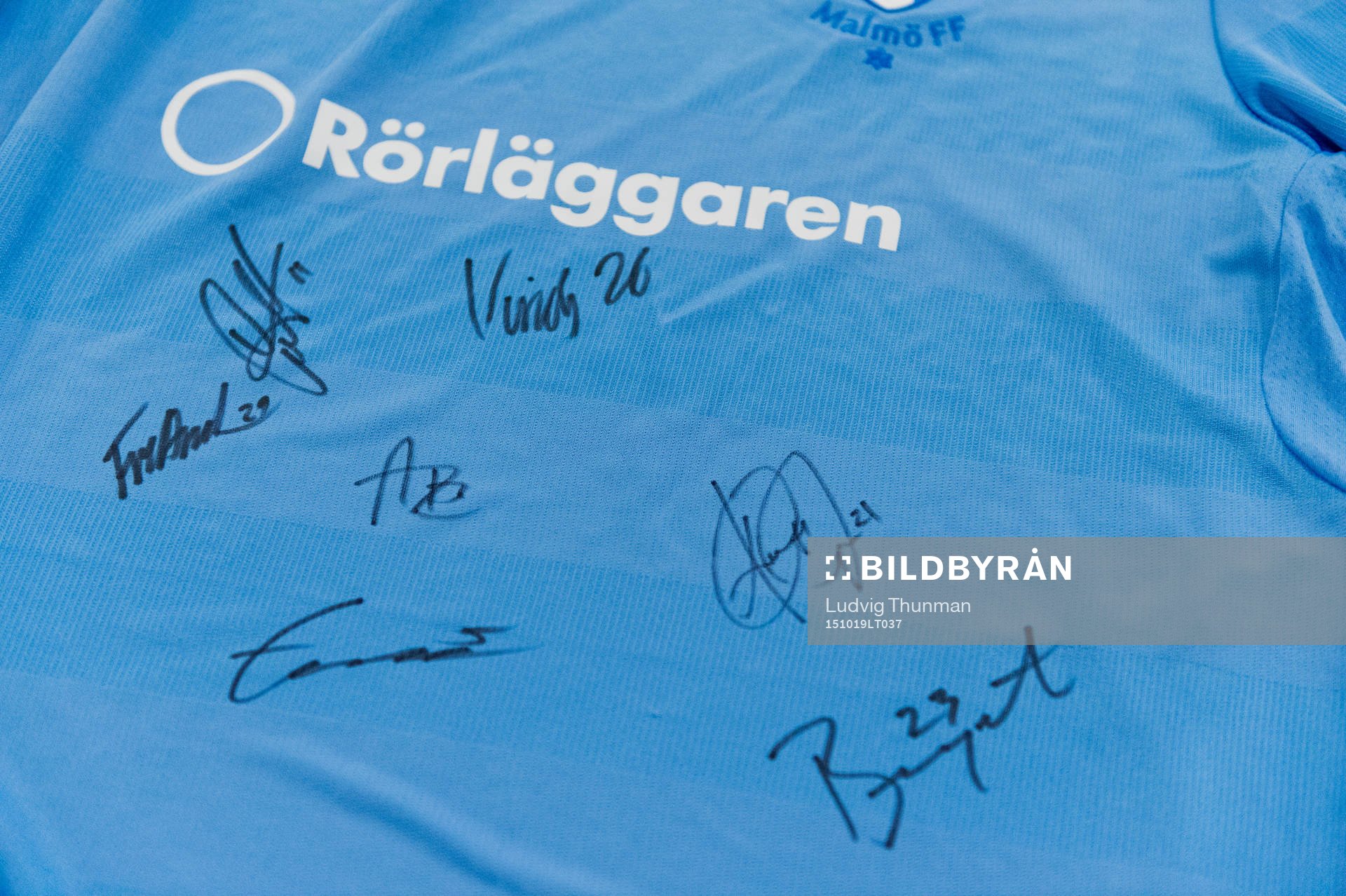 En matchtröja med spelarnas autografer under en träning och pressträff med Malmö FF den 19 oktober 2015 i Malmö. 