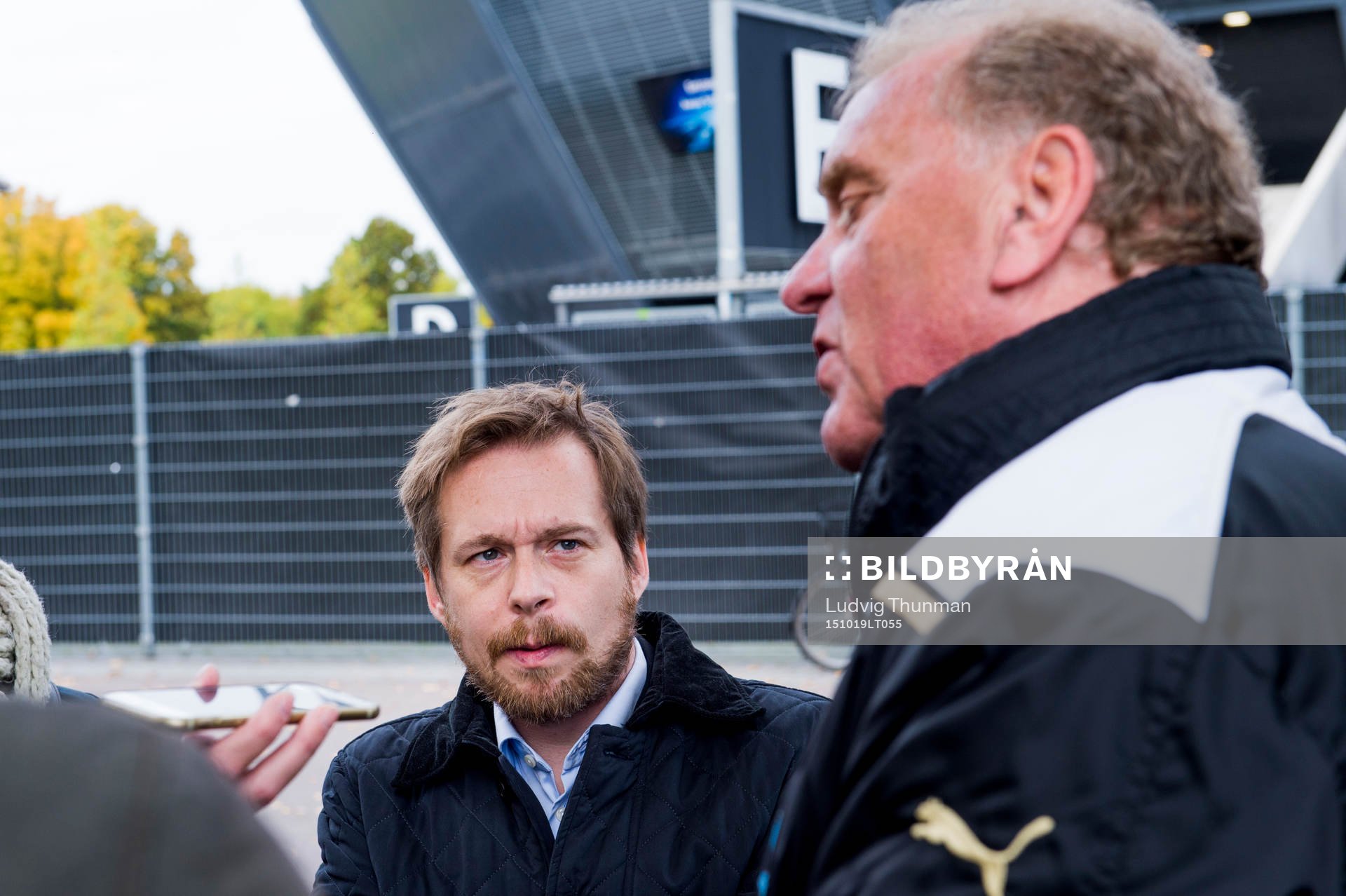 Malmö FFs kommunikationschef Peter Åhlander tittar på