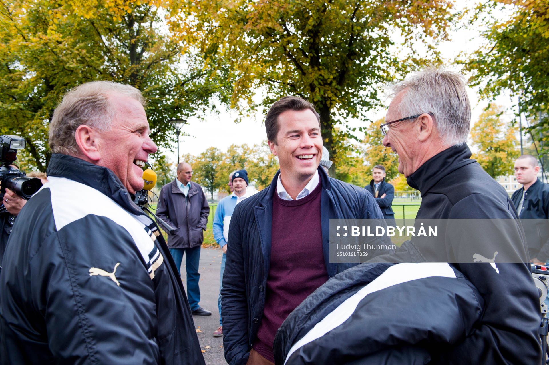 Malmö FFs fd manager Bob Houghton, sportchef Daniel Andersson och fd tränaren och spelaren Roland Andersson pratar den 19 oktober 2015 i Malmö.
