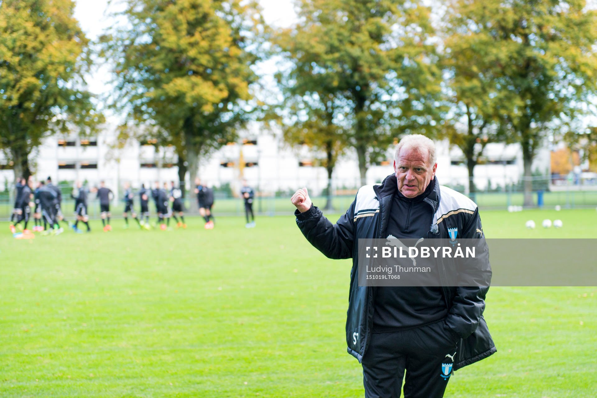 Bob Houghton instruerar tränarna för Malmö FFs akademi