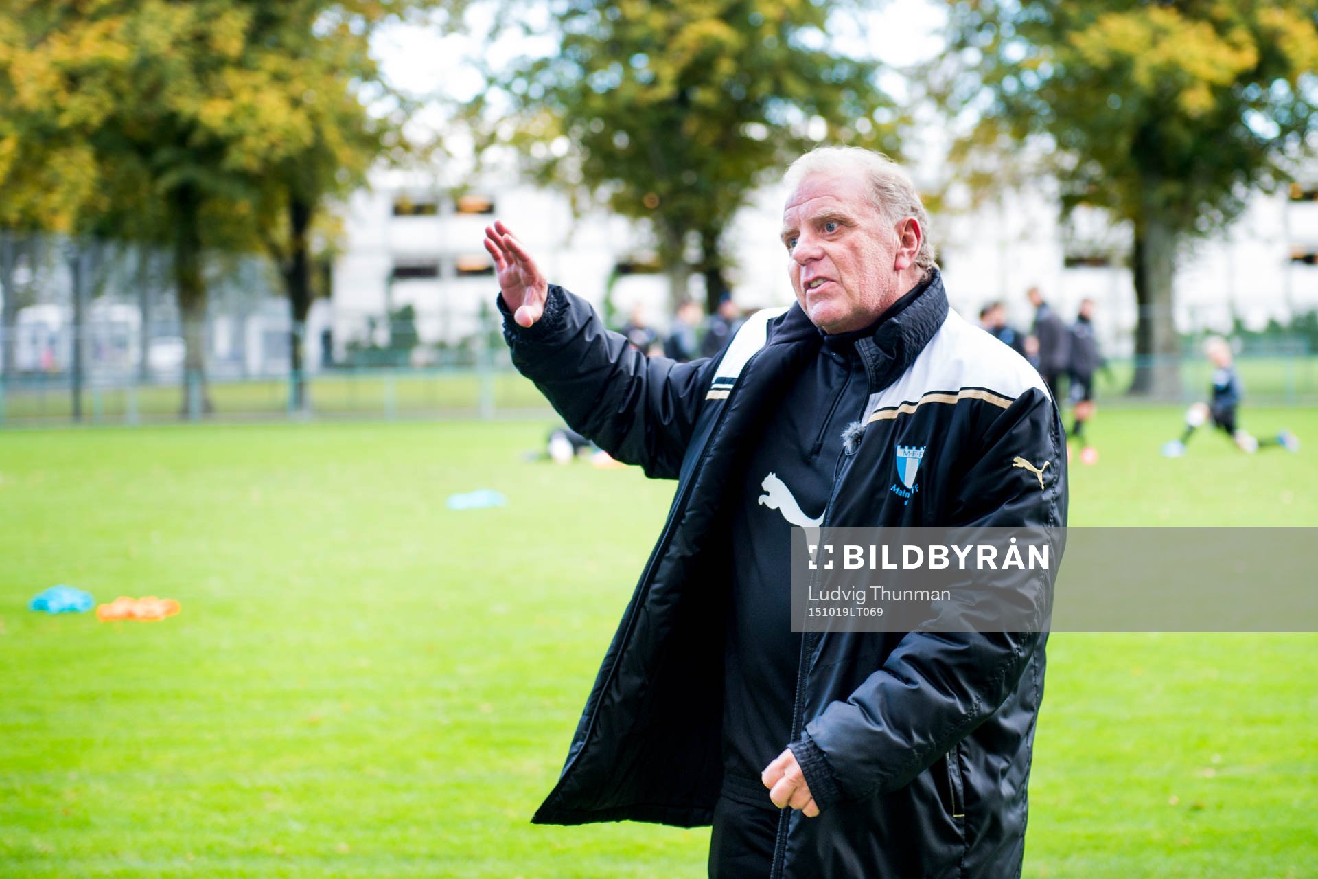 Bob Houghton instruerar tränarna för Malmö FFs akademi