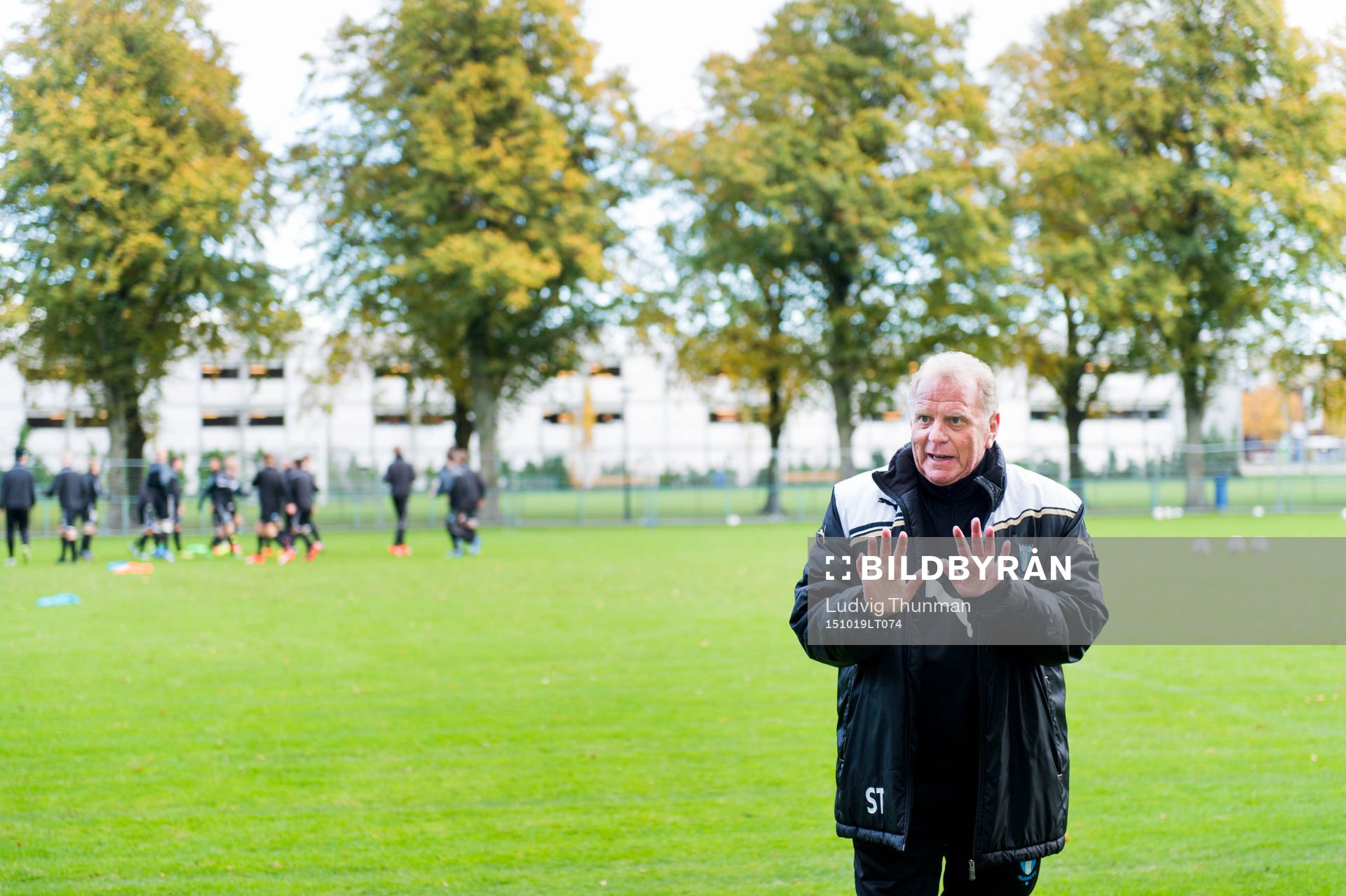 Bob Houghton instruerar tränarna för Malmö FFs akademi