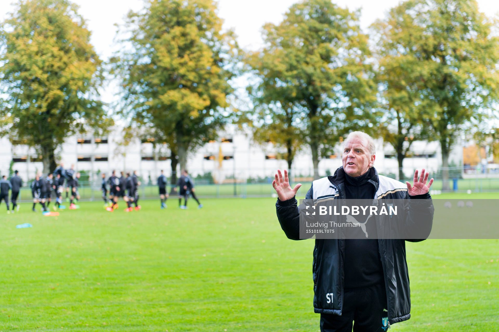 Bob Houghton instruerar tränarna för Malmö FFs akademi