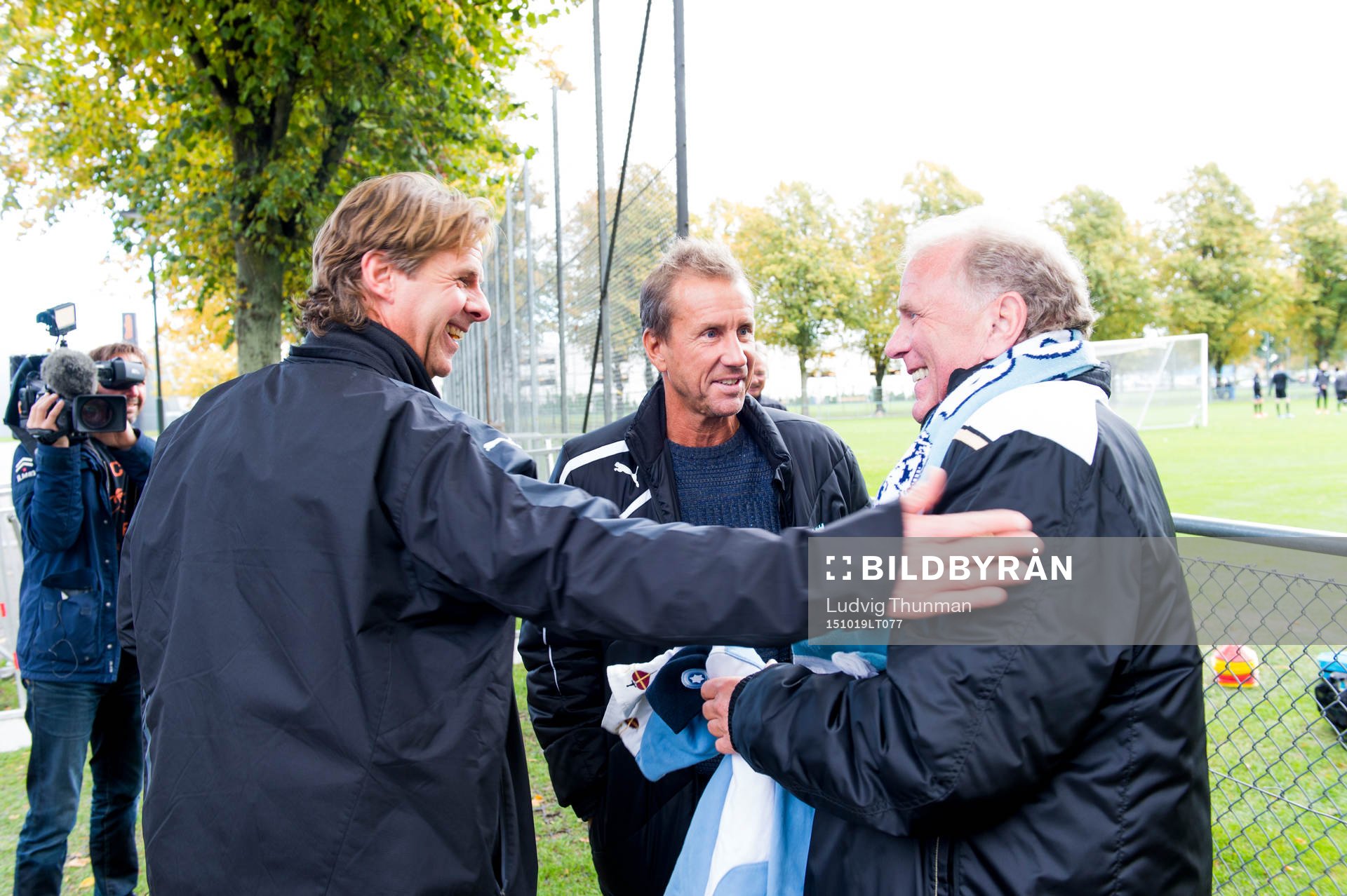 Malmö FFs fd spelare Jonas Wirmola i samtal med fd manager Bob Houghton under en träning den 19 oktober 2015 i Malmö. 