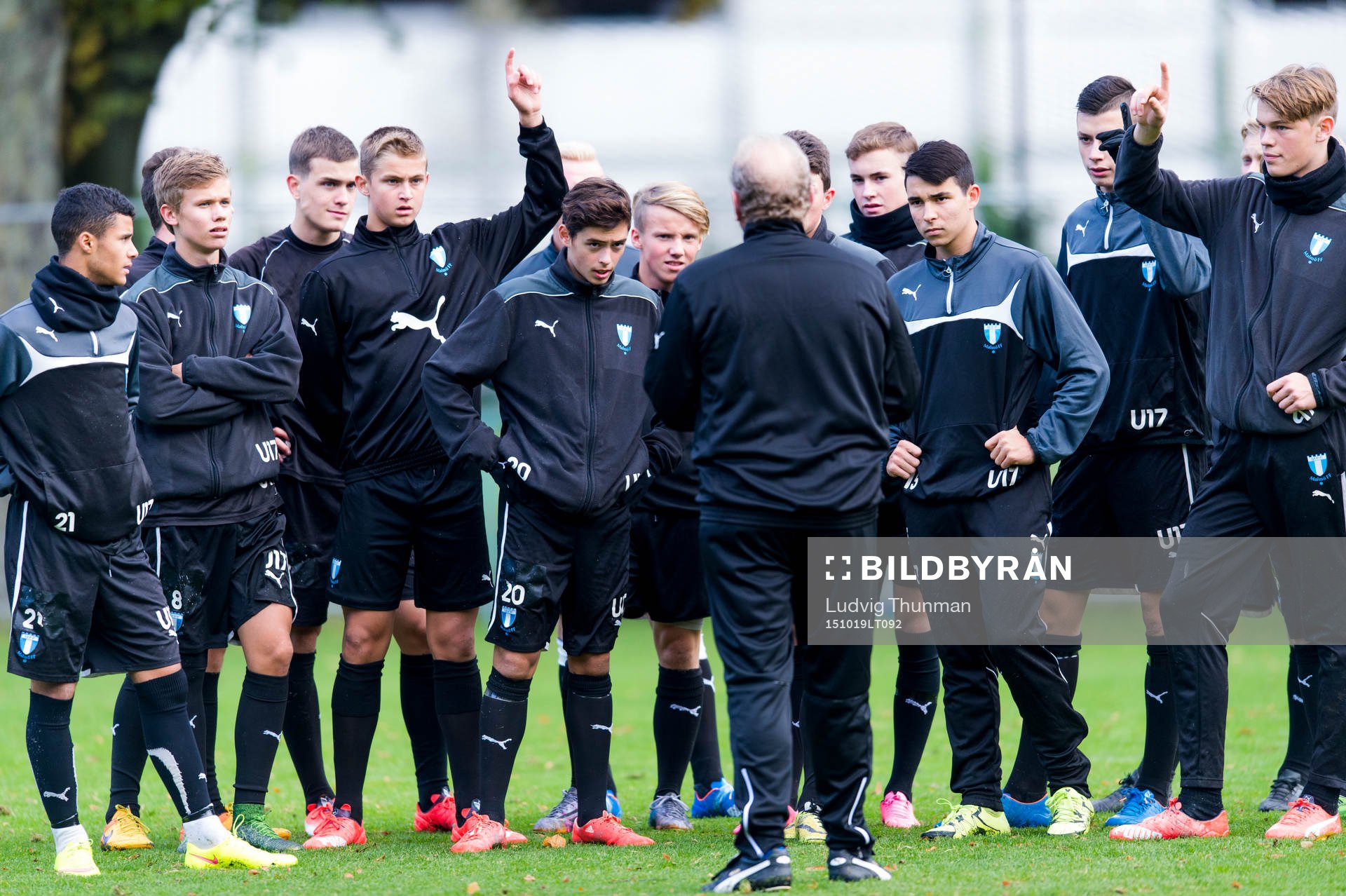 Malmö FFs fd manager Bob Houghton instruerar spelarna