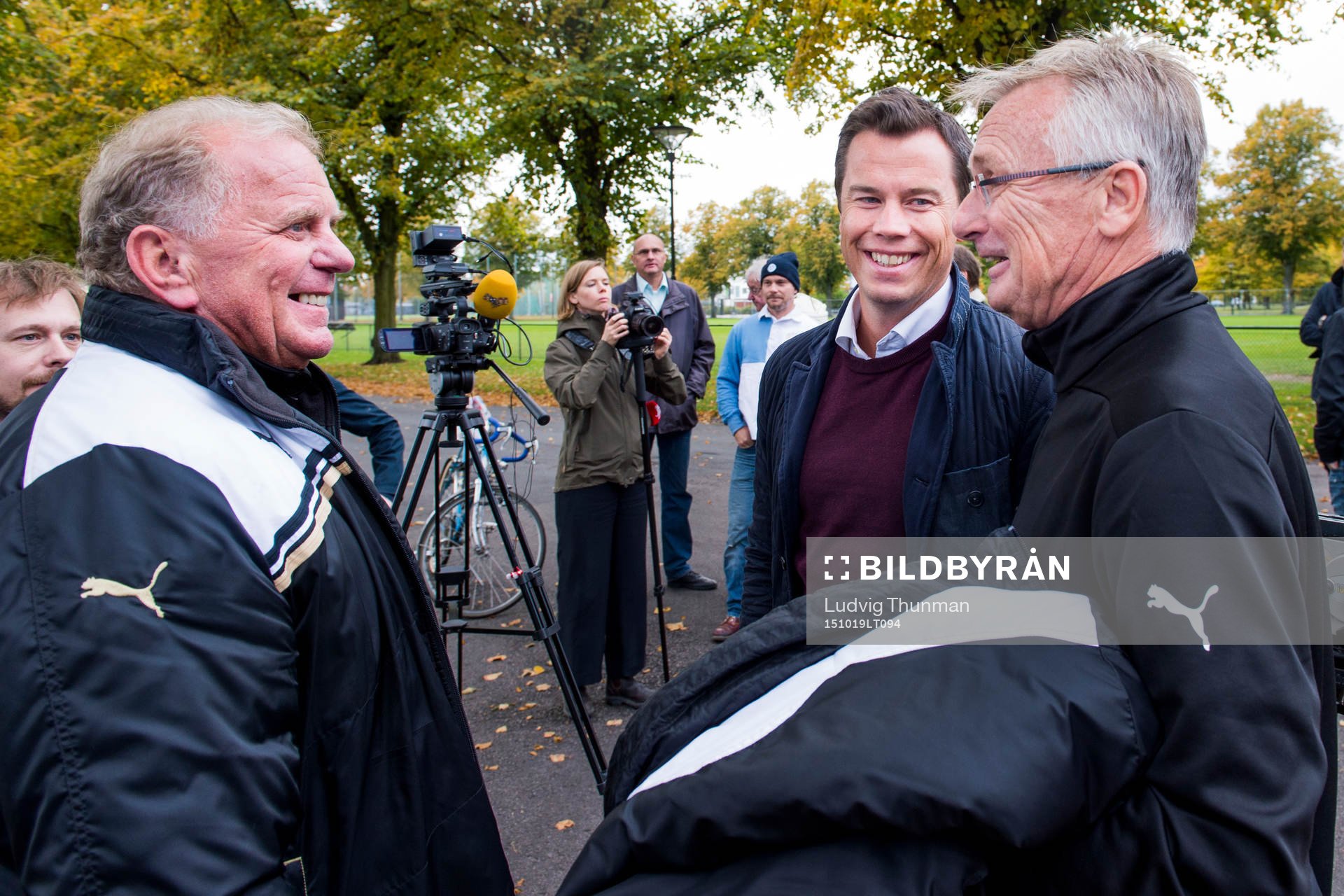 Malmö FFs fd manager Bob Houghton, sportchef Daniel Andersson och fd tränaren och spelaren Roland Andersson pratar den 19 oktober 2015 i Malmö.