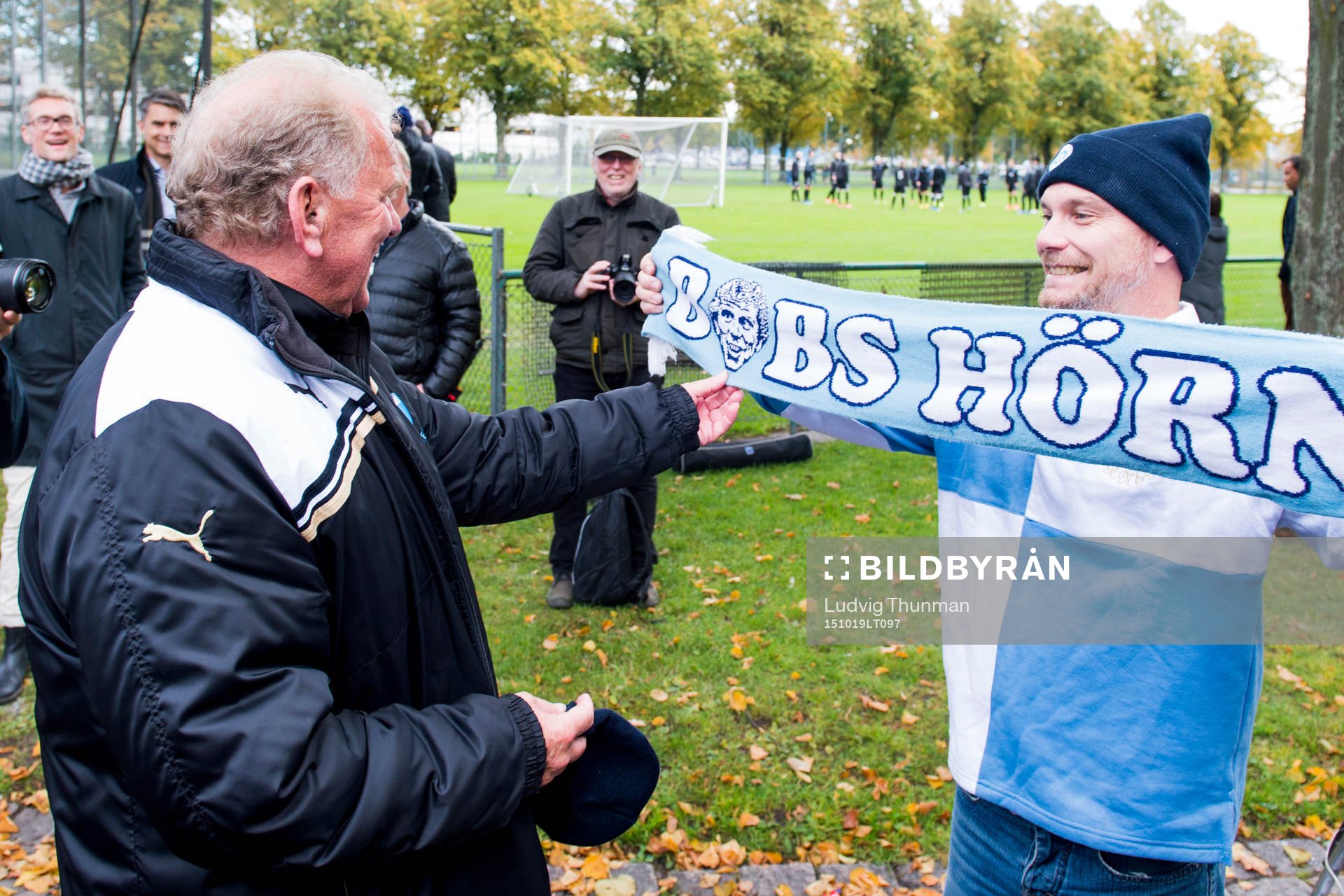 Malmö FFs fd manager Bob Houghton får en halsduk från en