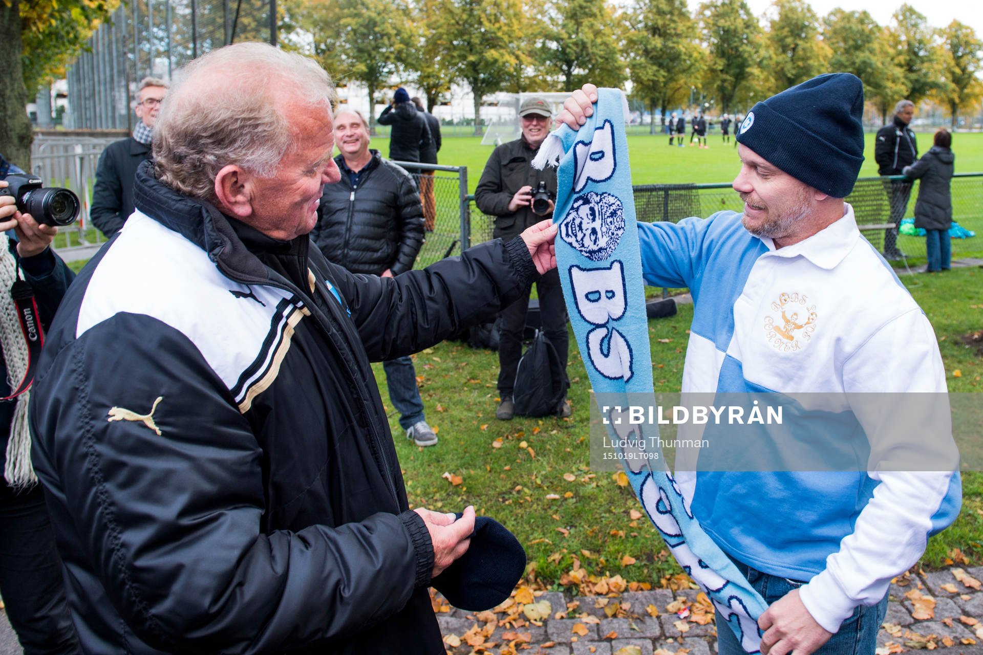Malmö FFs fd manager Bob Houghton får en halsduk från en