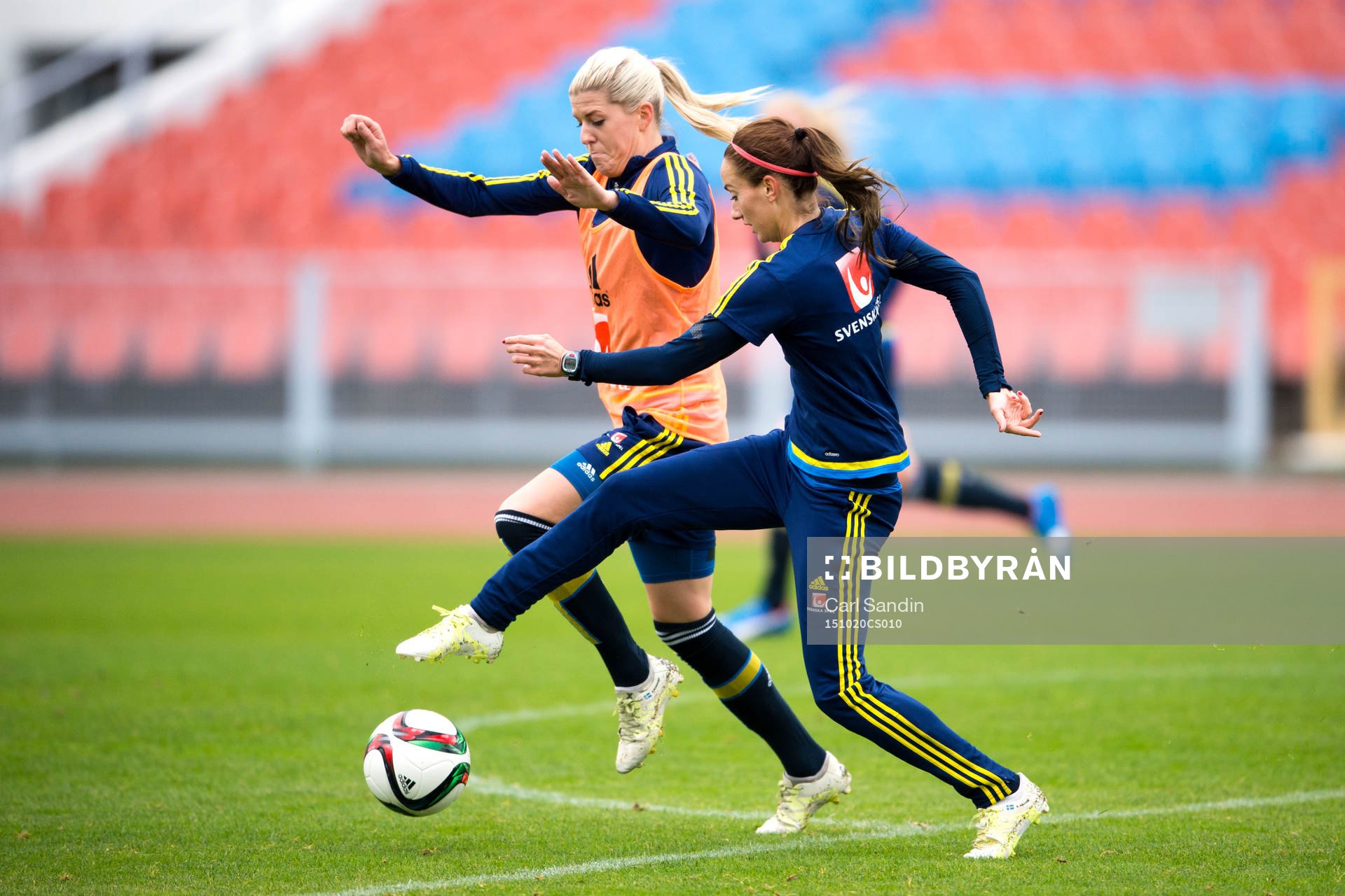 Sveriges Olivia Schough i närkamp Kosovare Asllani