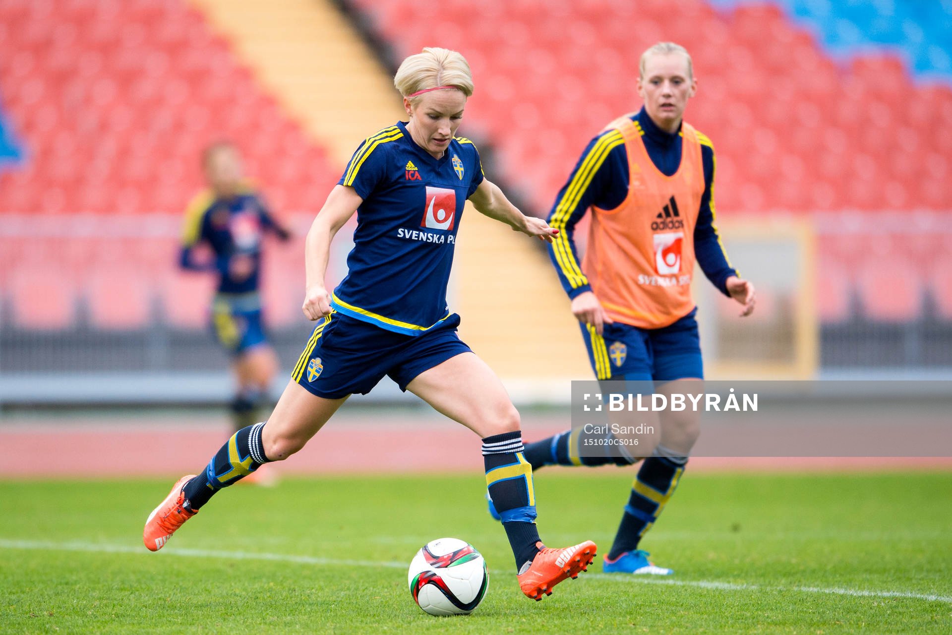 Sveriges Petra Larsson och Stina Blackstenius under en träning med det svenska damlandslaget i fotboll den 20 oktober 2015 i Göteborg.