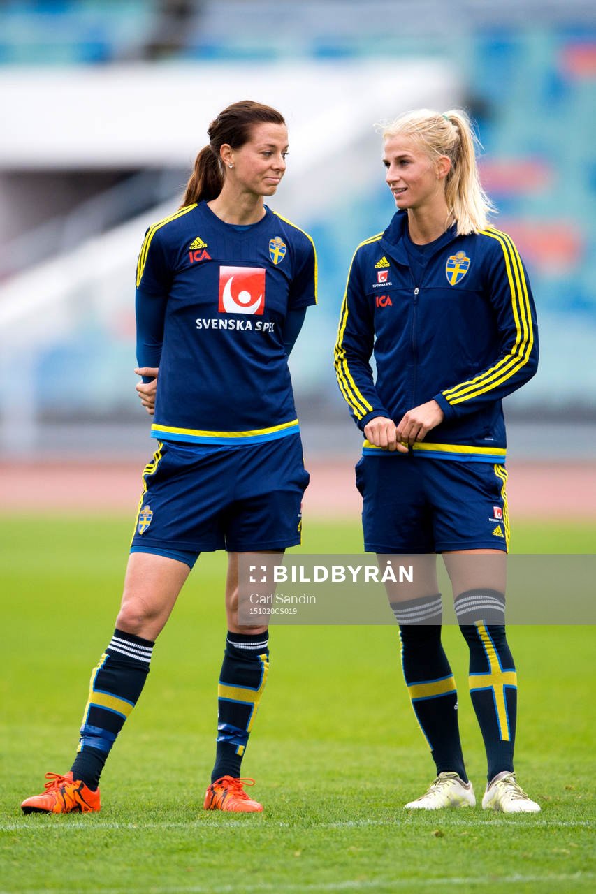 Sveriges Lotta Schelin och Sofia Jakobsson under en träning med det svenska damlandslaget i fotboll den 20 oktober 2015 i Göteborg.