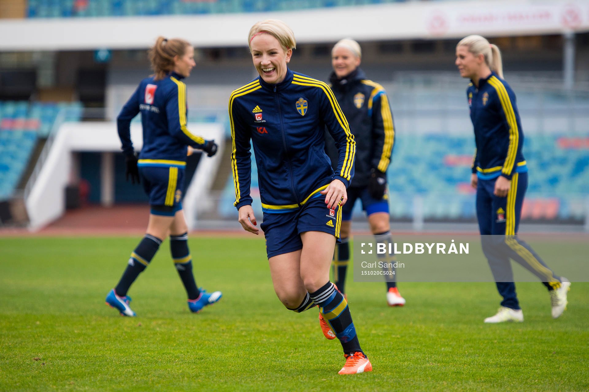 Sveriges Petra Larsson jublar under en träning med det svenska damlandslaget i fotboll den 20 oktober 2015 i Göteborg.