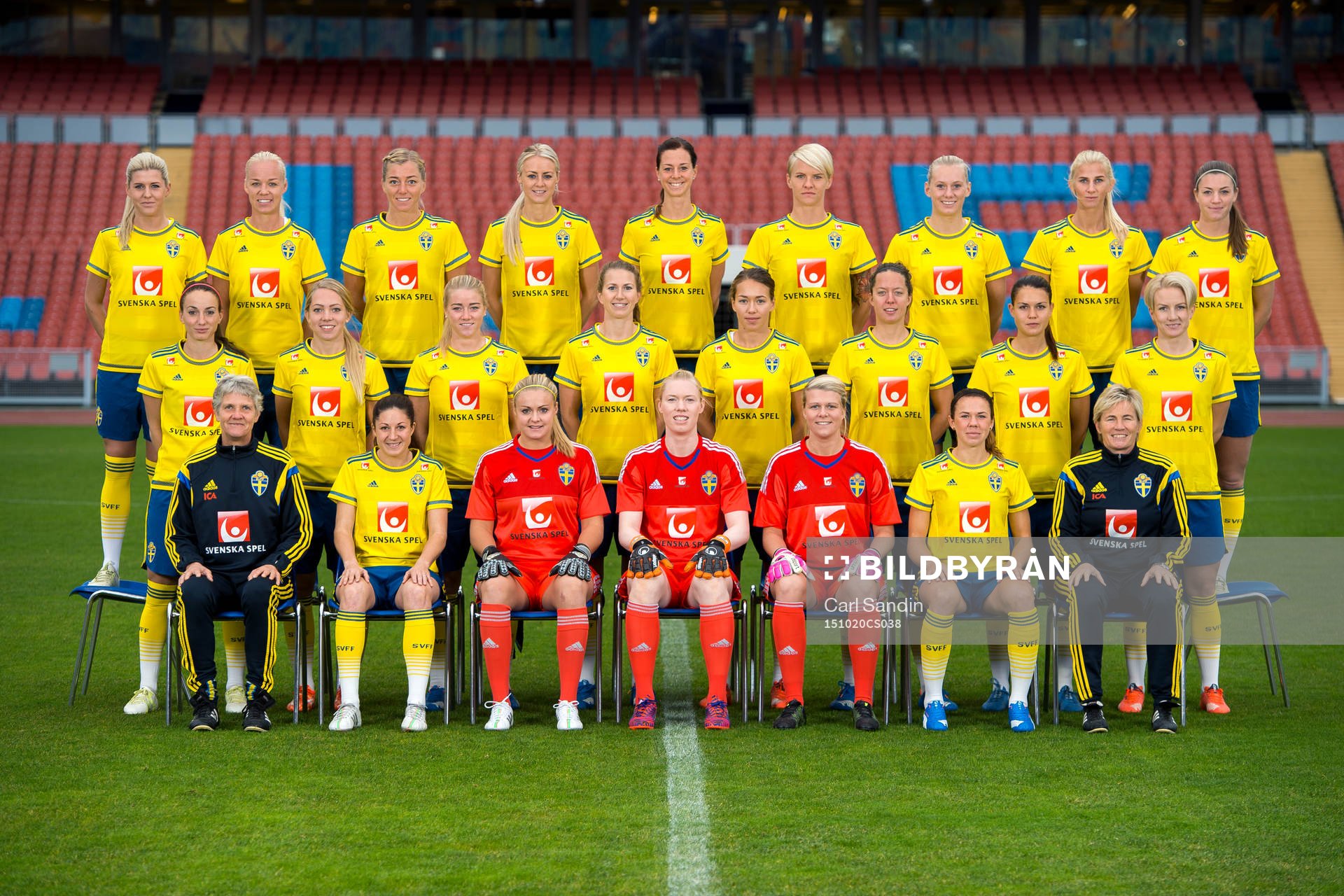 Sveriges damlandslag i fotboll poserar för en lagbild den 20 oktober 2015 i Göteborg. Bakre raden fr.v. Olivia Schough, Caroline Seger, Linda Sembrant, Amanda Ilestedt, Lotta Schelin, Nilla Fischer, Stina Blackstenius, Sofia Jakobsson, och Pauline Hammarlund. Mellanraden fr.v. Kosovare Asllani, Elin Rubensson, Jenny Hjohlman, Emma Berglund, Elin Landström, Lina Nilsson, Emilia Appelqvist och Petra Larsson. Främre raden fr.v. Förbundskapten Pia Sundhage, Josefin Johansson, målvakt Hilda Carlén, Hedvig Lindahl, målvakt Emelie Lundberg, Jessica Samuelsson och assisterande förbundskapten Lilie Persson.