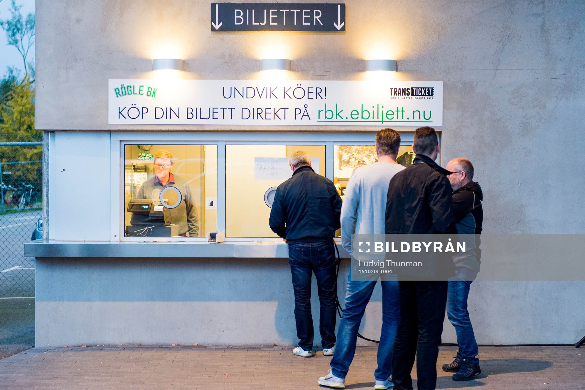 Kö till biljettkassan