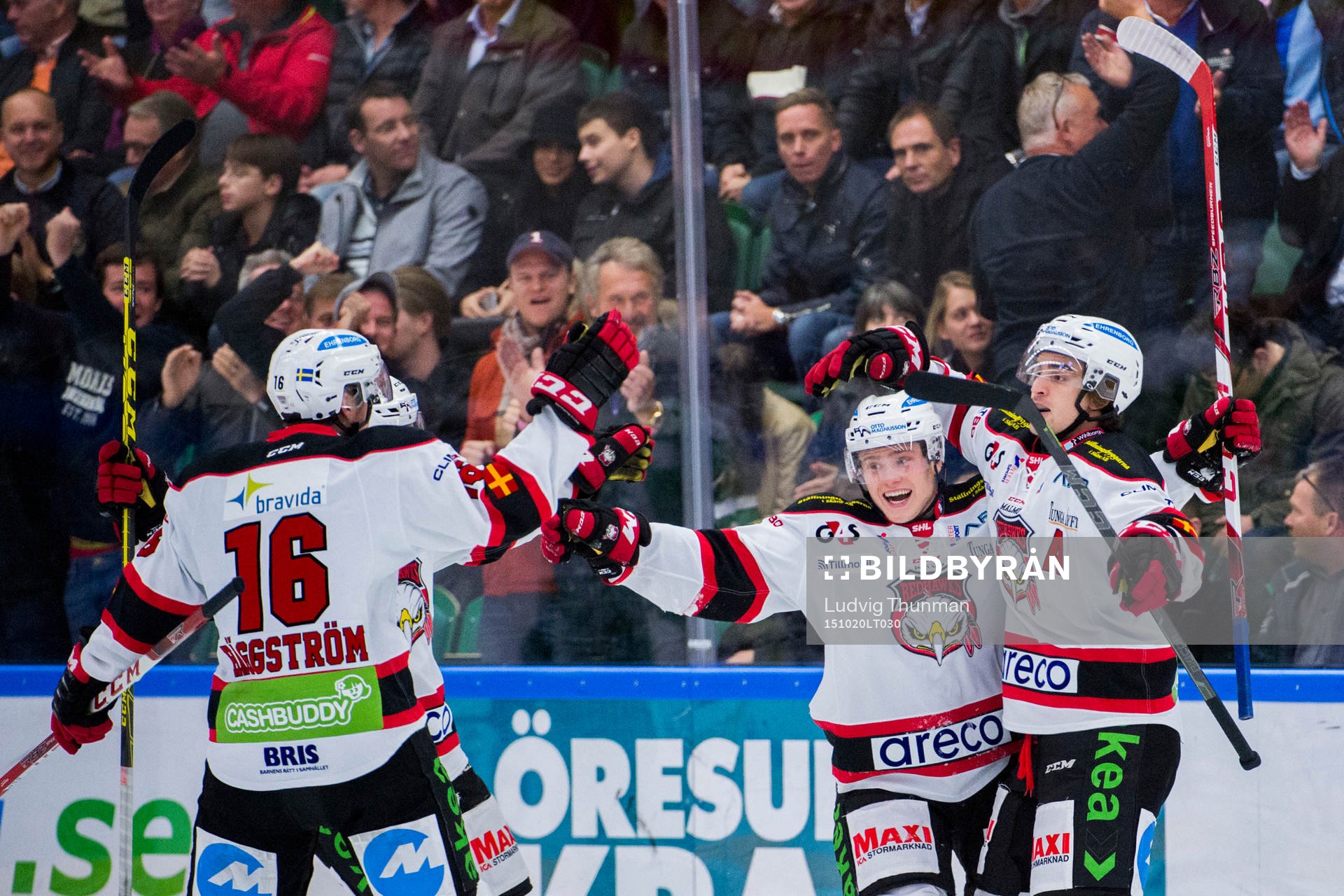 Malmö Redhawks Nils Andersson (th) jublar med Christoffer