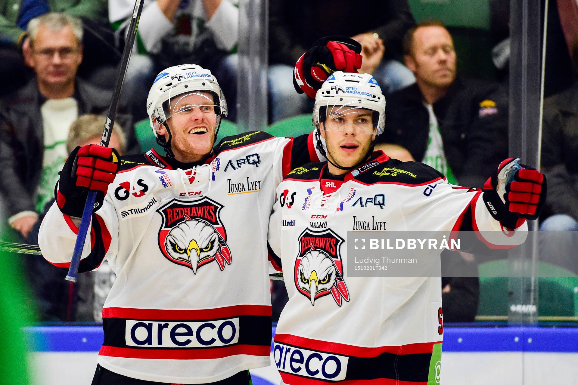 Malmö Redhawks Björn Svensson och Jeremias Augustin firar