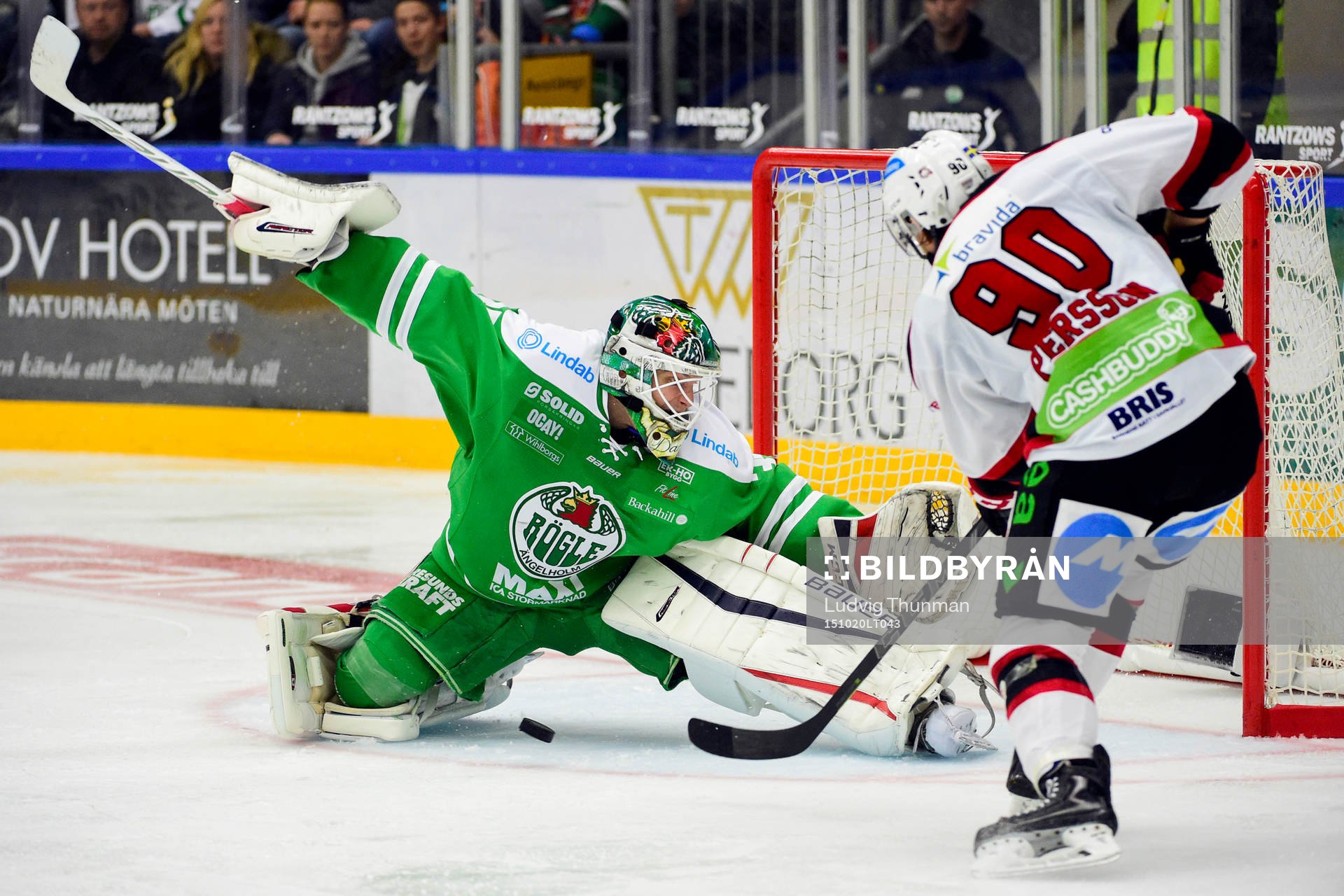 Malmö Redhawks Mattias Persson har ett friläge mot