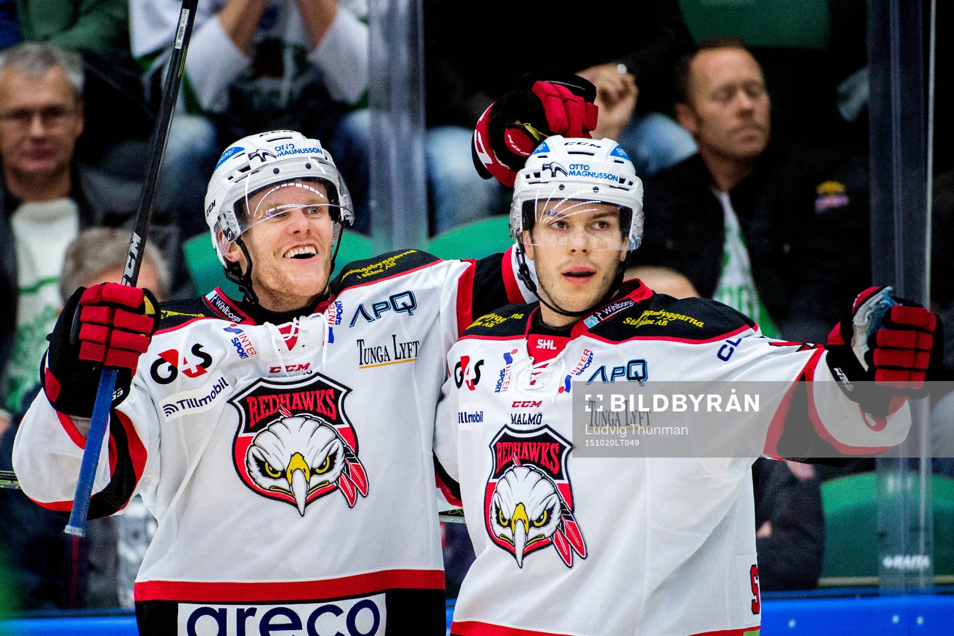 Malmö Redhawks Björn Svensson firas av Jeremias Augustin