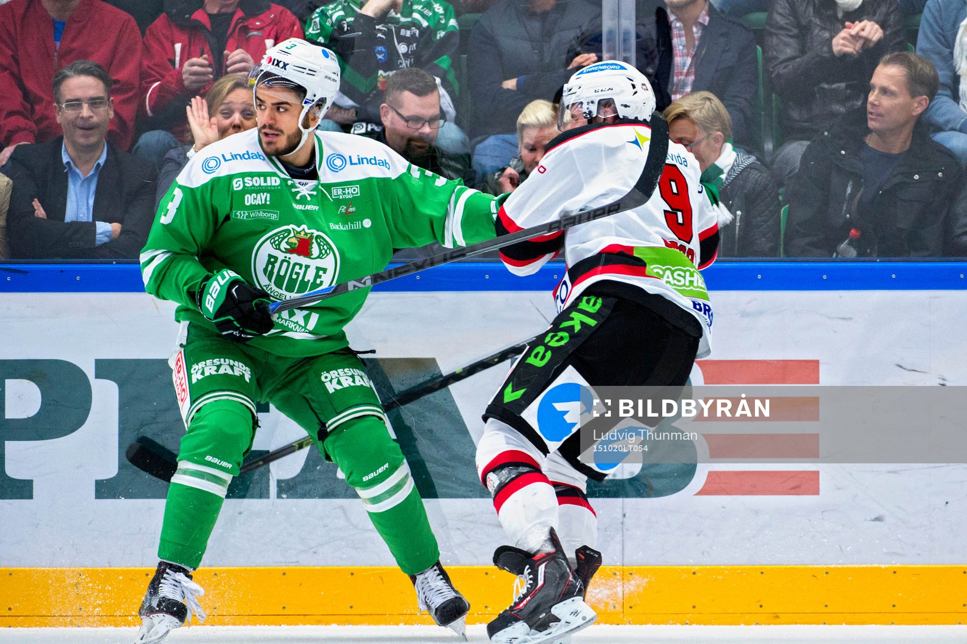 Rögles Almen Bibic tacklar Malmö Redhawks Frederik Storm