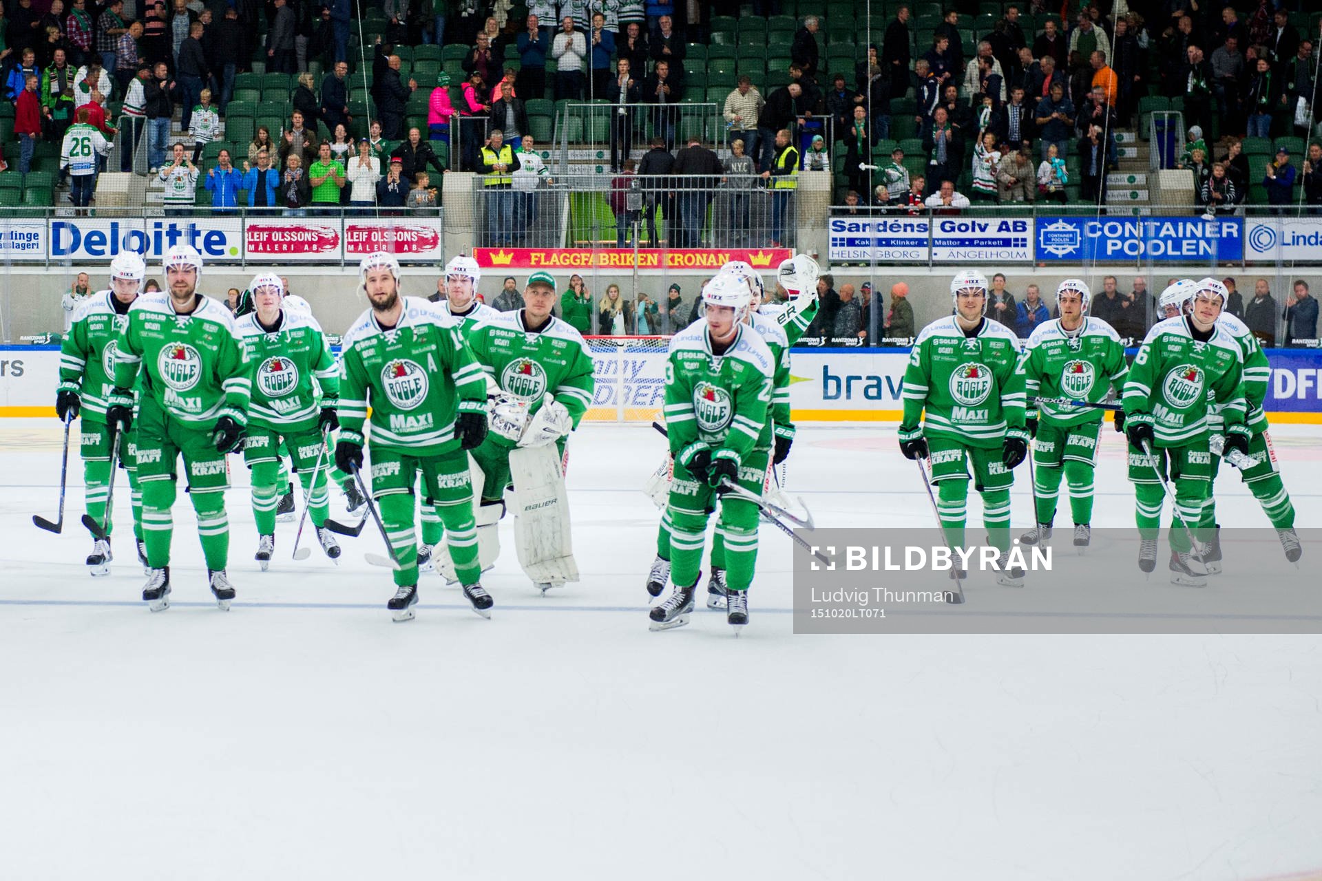 Rögles spelare firar segern i ishockeymatchen i SHL mellan