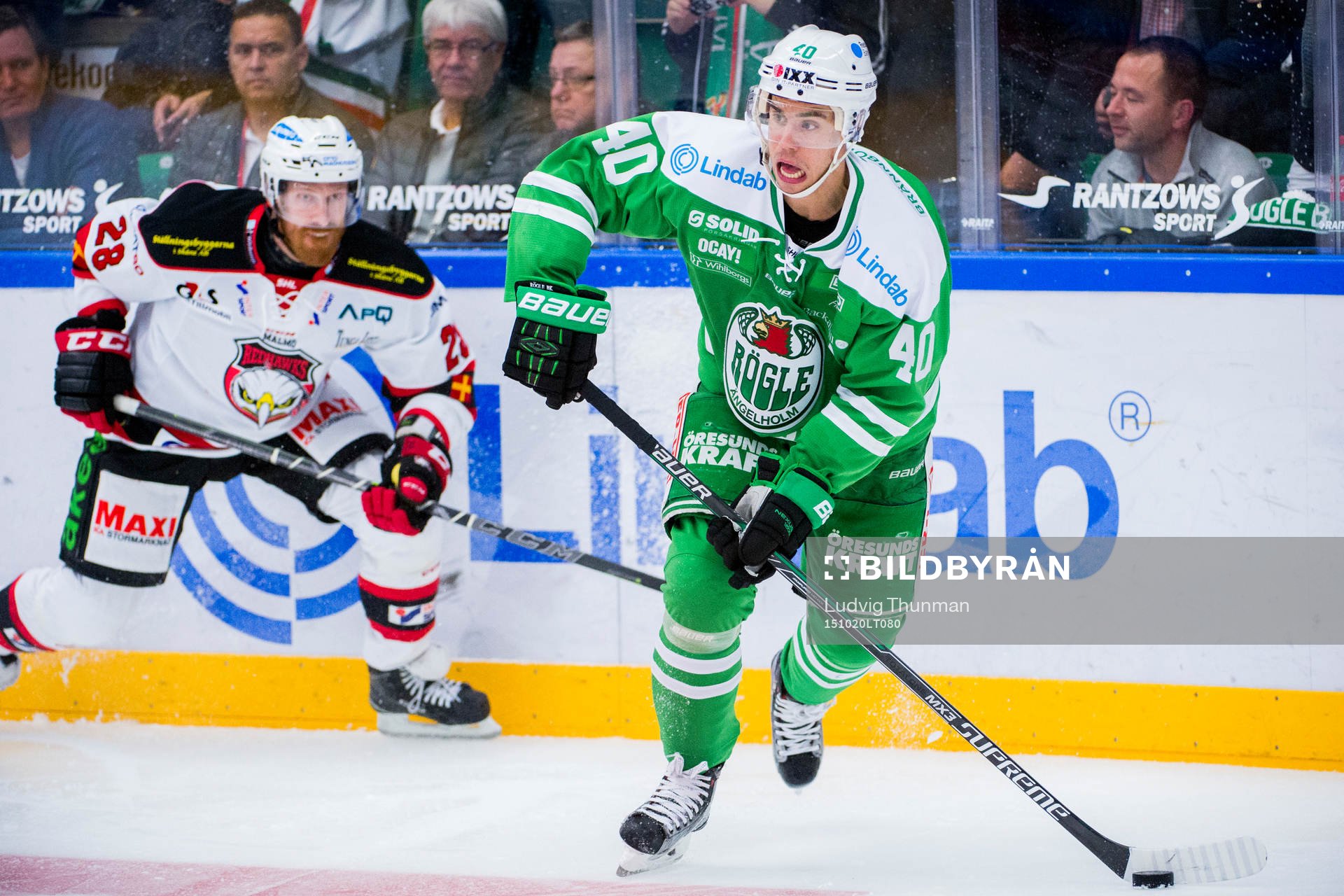Rögles Jesper Jensen jagas av Malmö Redhawks Jens Olsson