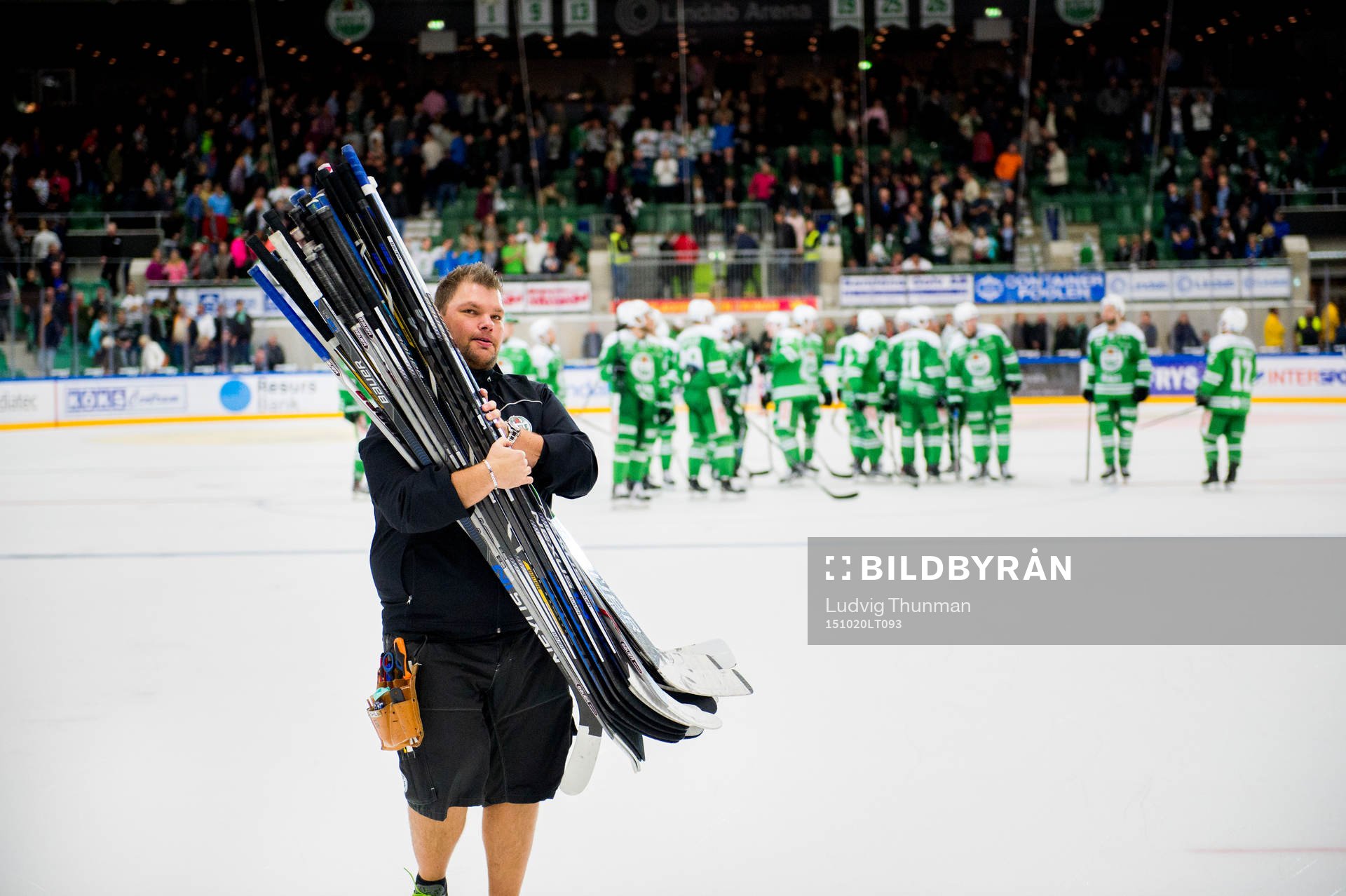 Rögles materialförvaltare Frederik Andersen bär av