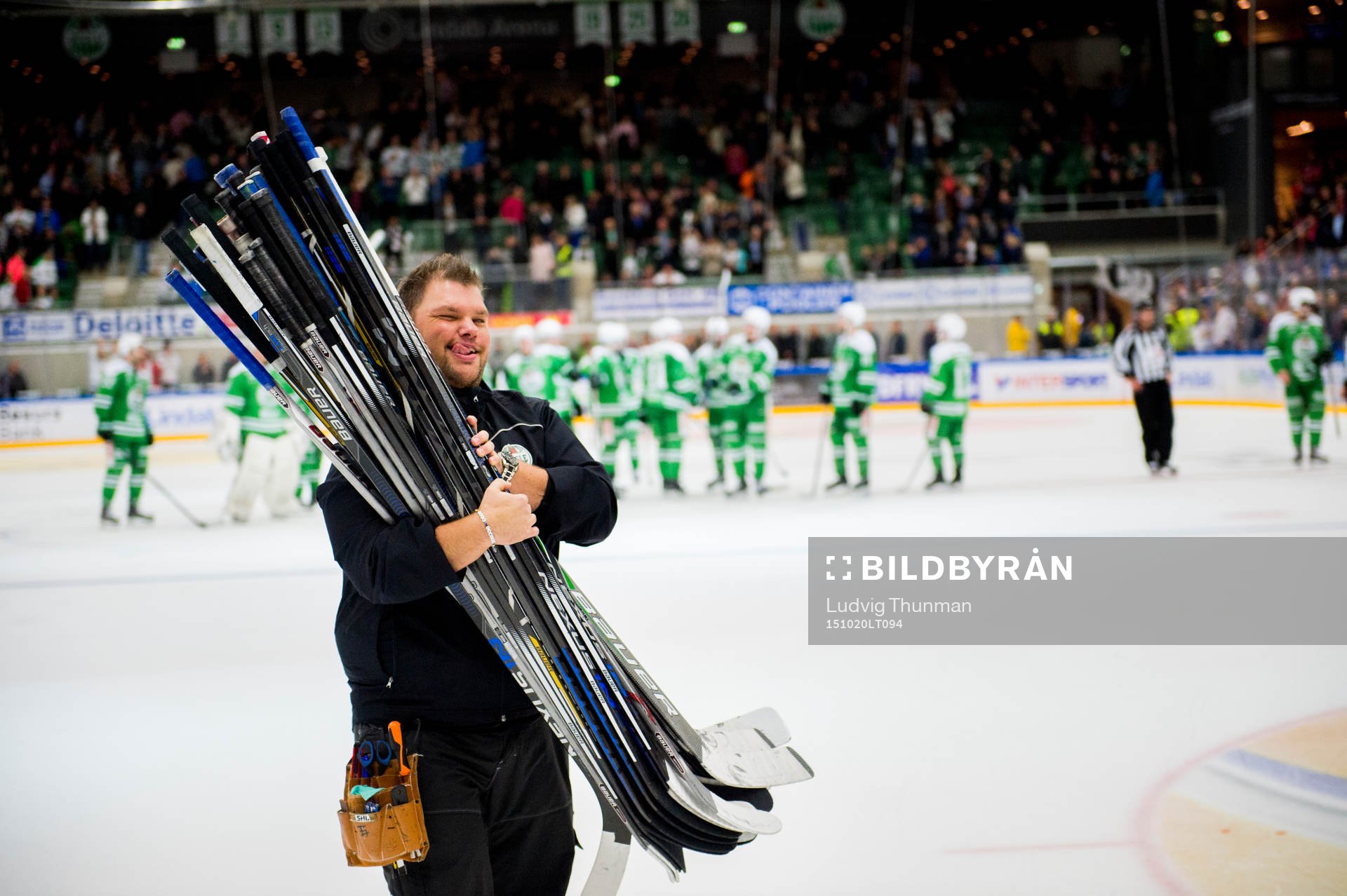 Rögles materialförvaltare Frederik Andersen bär av