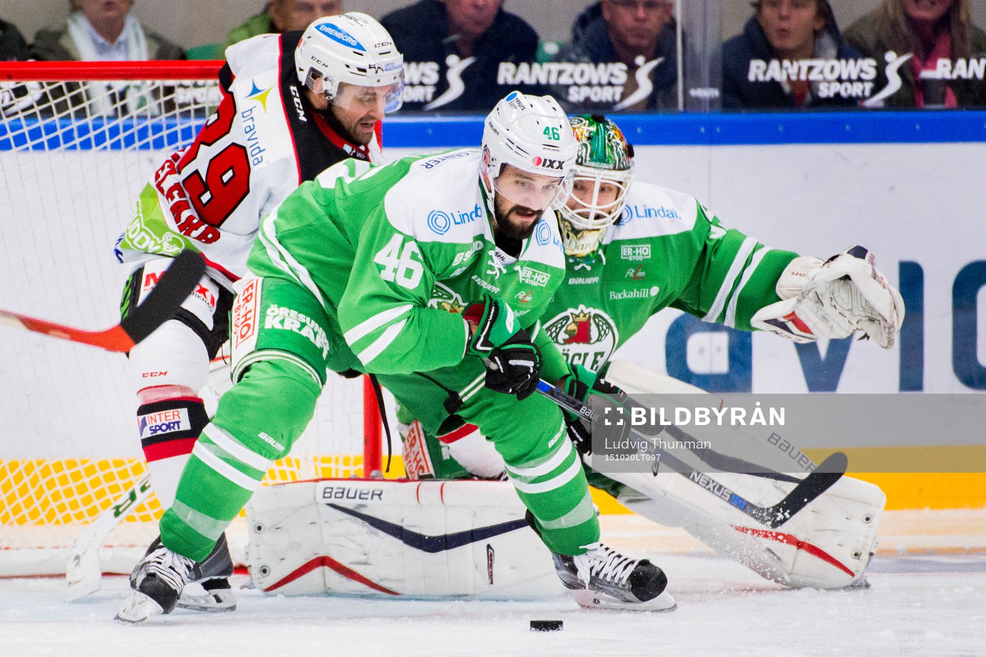 Malmö Redhawks Eric Himelfarb oroar bakom Rögles målvakt
