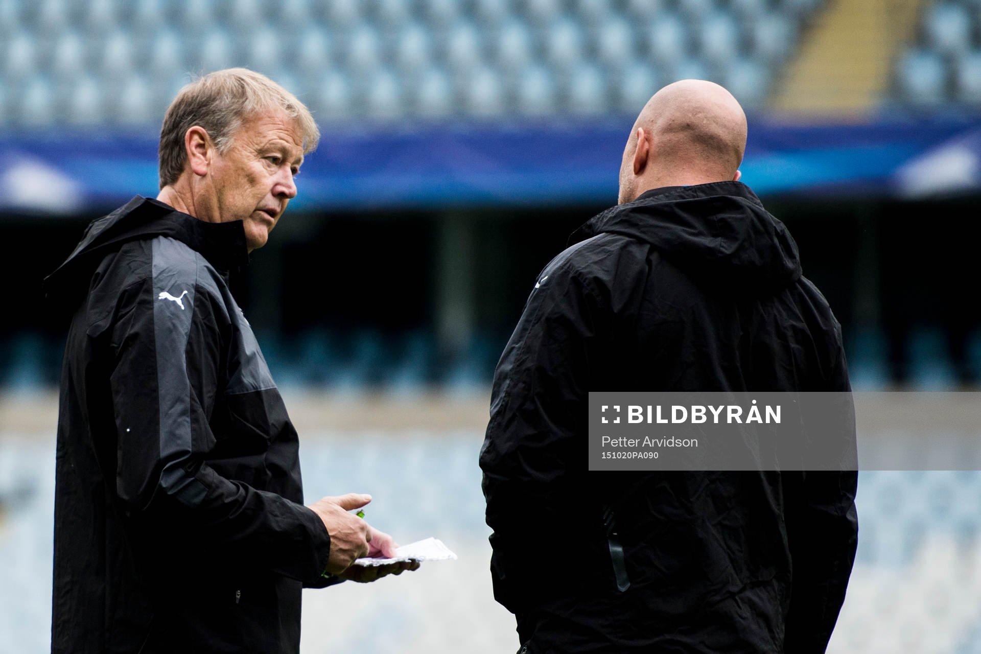 Malmös tränare Åge Hareide i samtal med assisterande