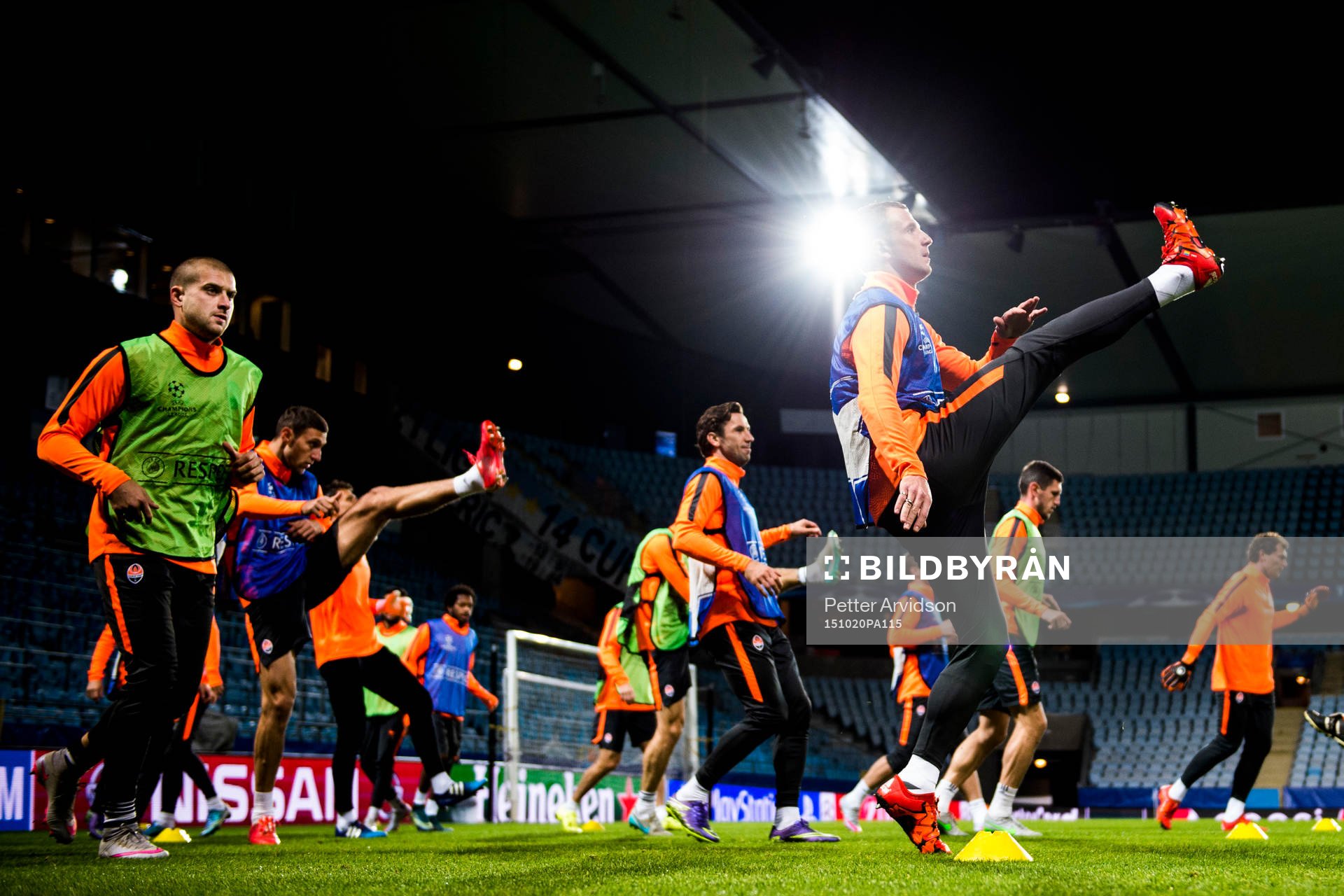 Shakhtar Donetsks Yaroslav Rakitskiy och Olexandr Kucher under en träning inför Champions League den 20 oktober 2015 i Malmö.
