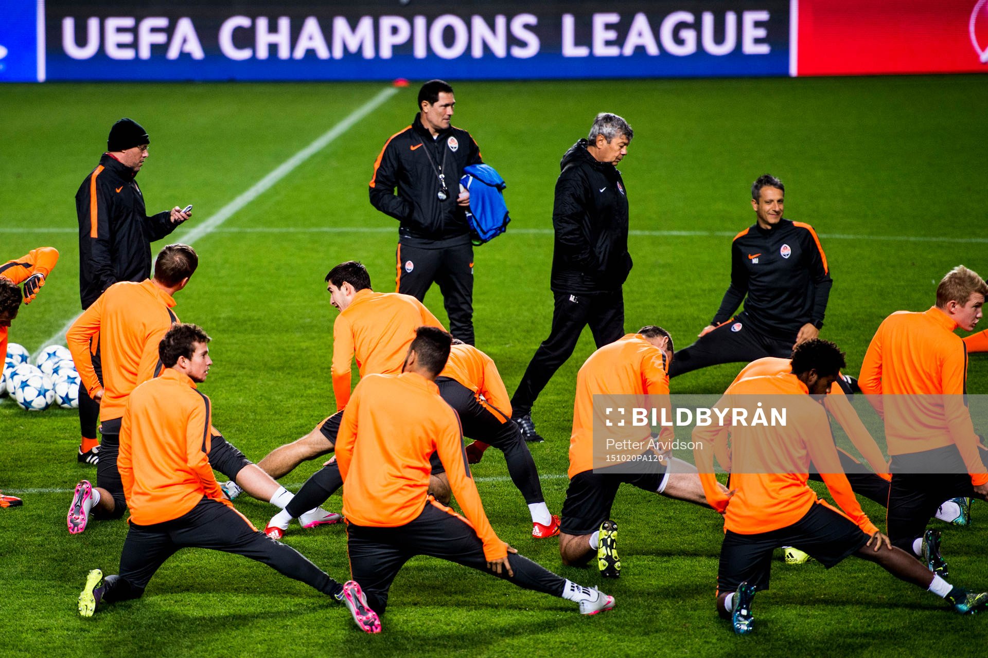 Shakhtar Donetsks spelare och ledare under en träning inför Champions League den 20 oktober 2015 i Malmö.