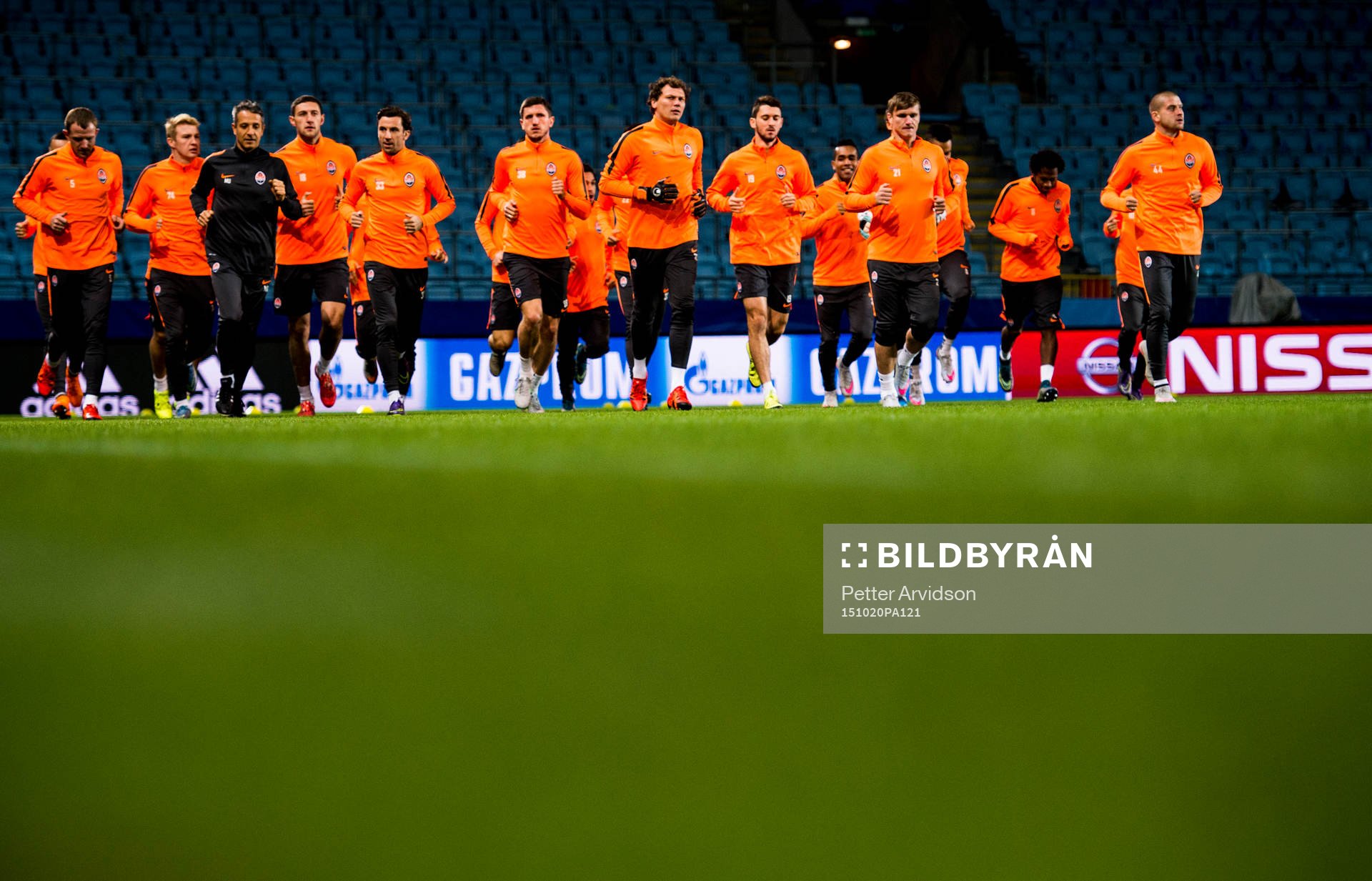 Shakhtar Donetsks spelare joggar