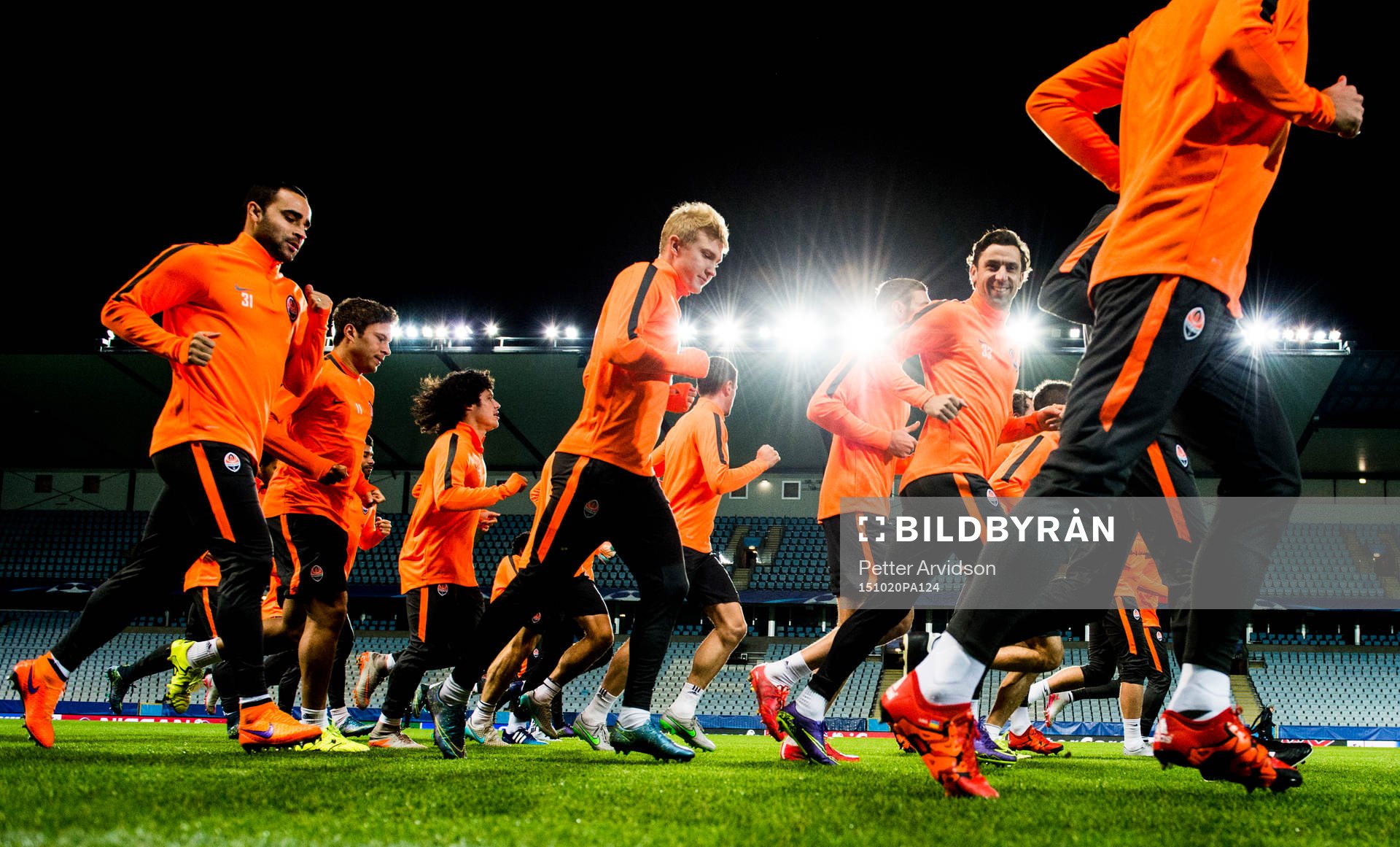 Shakhtar Donetsks Ismaily, Viktor Kovalenko och Darijo Srna joggar under en träning inför Champions League den 20 oktober 2015 i Malmö.
