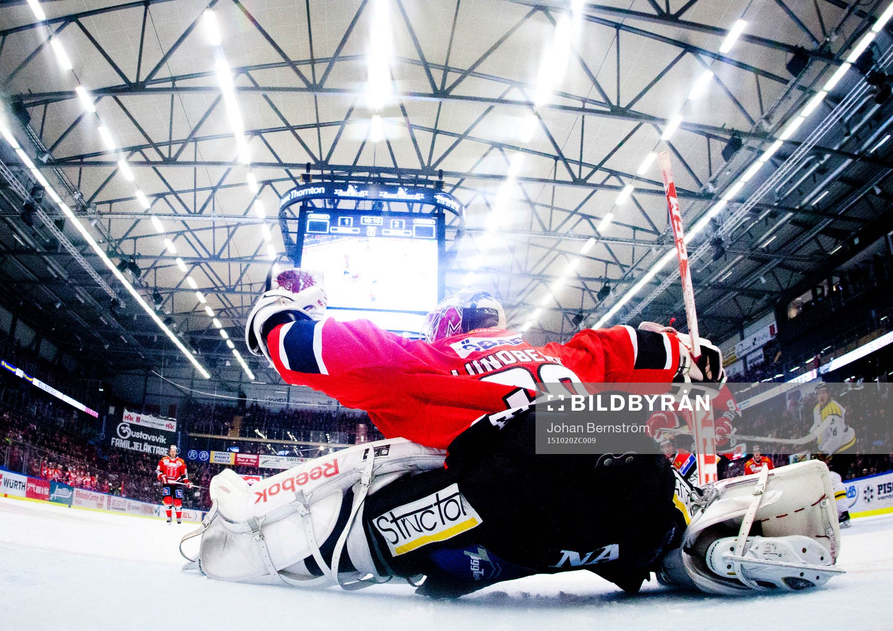 Örebros målvakt Henrik Lundberg plockar pucken