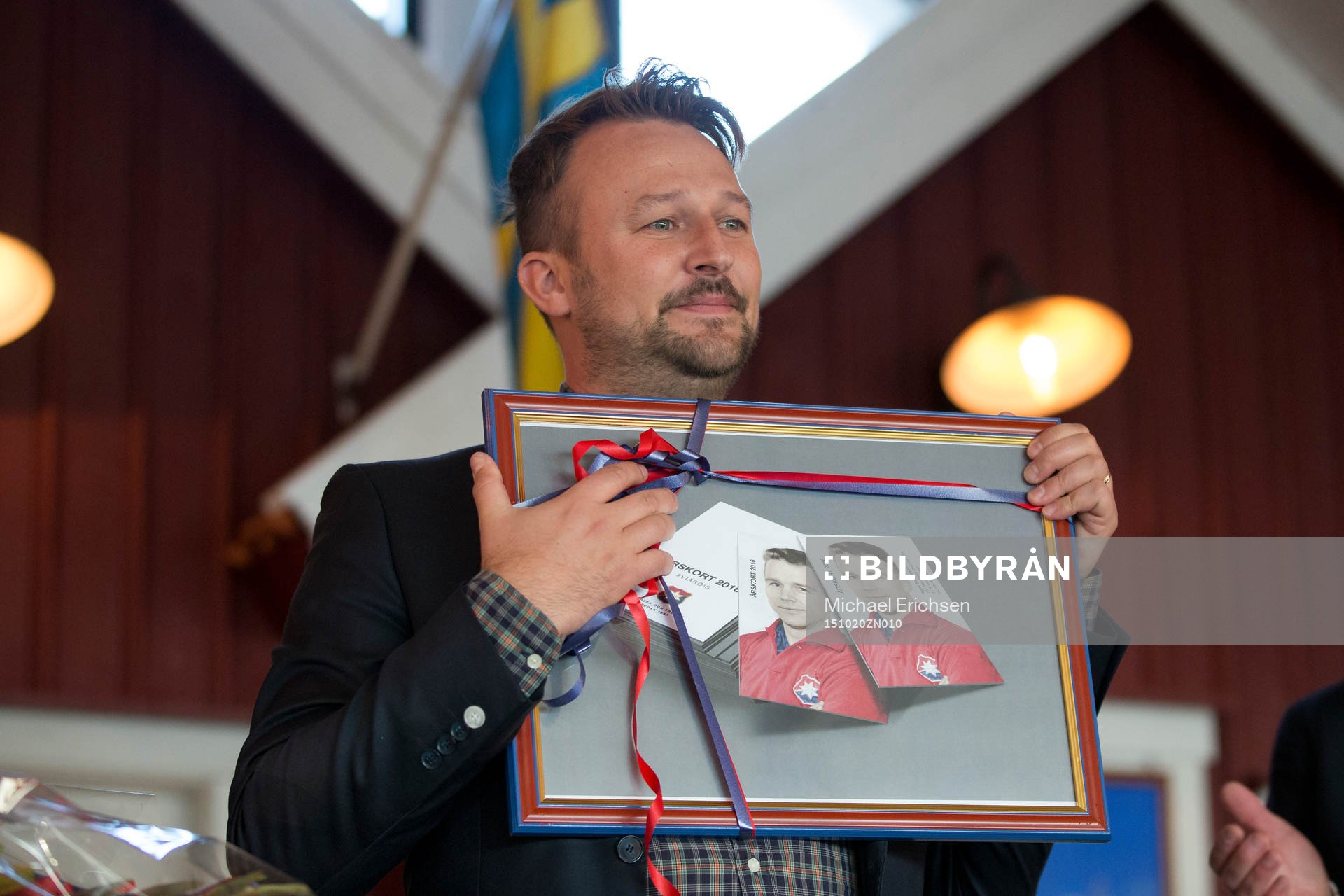 Örgrytes klubbdirektör Pierre Edström visar upp nästa
