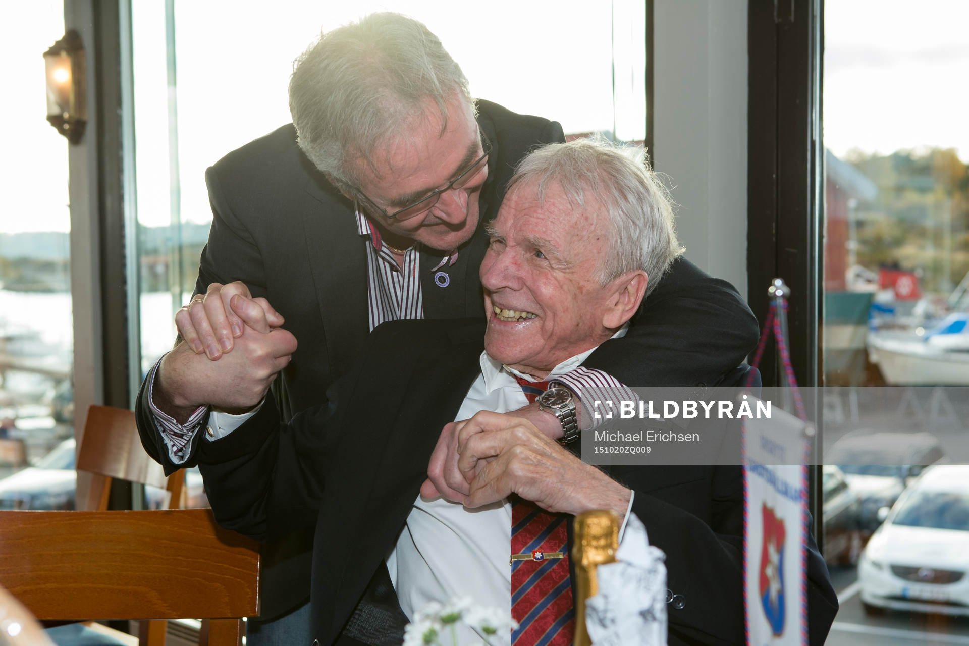 Ralf Edström kramar om Agne Simonsson på hans 80-års