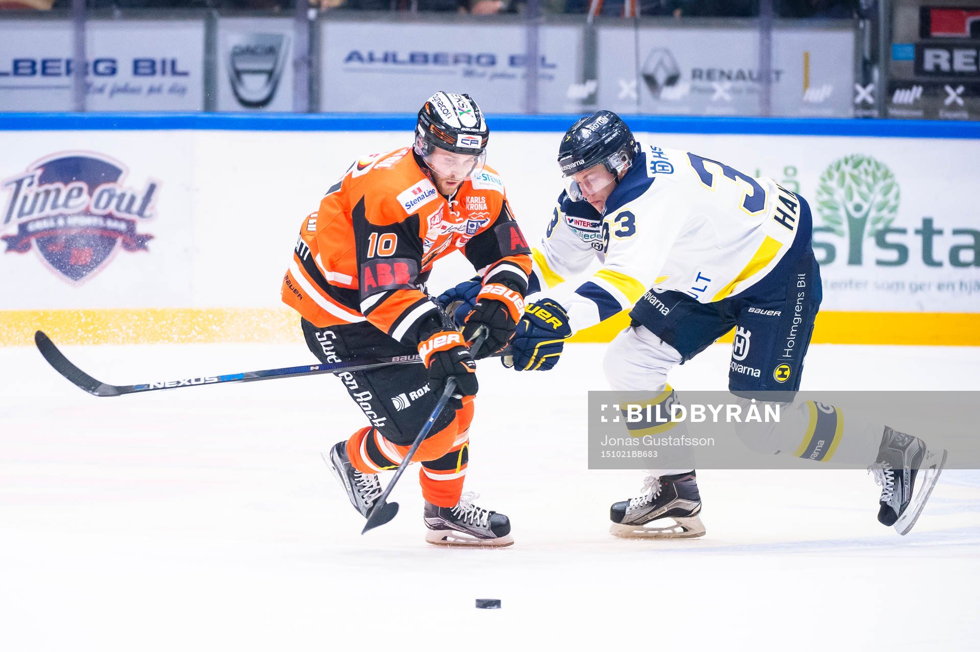 s Niklas Hansson  i kamp om pucken