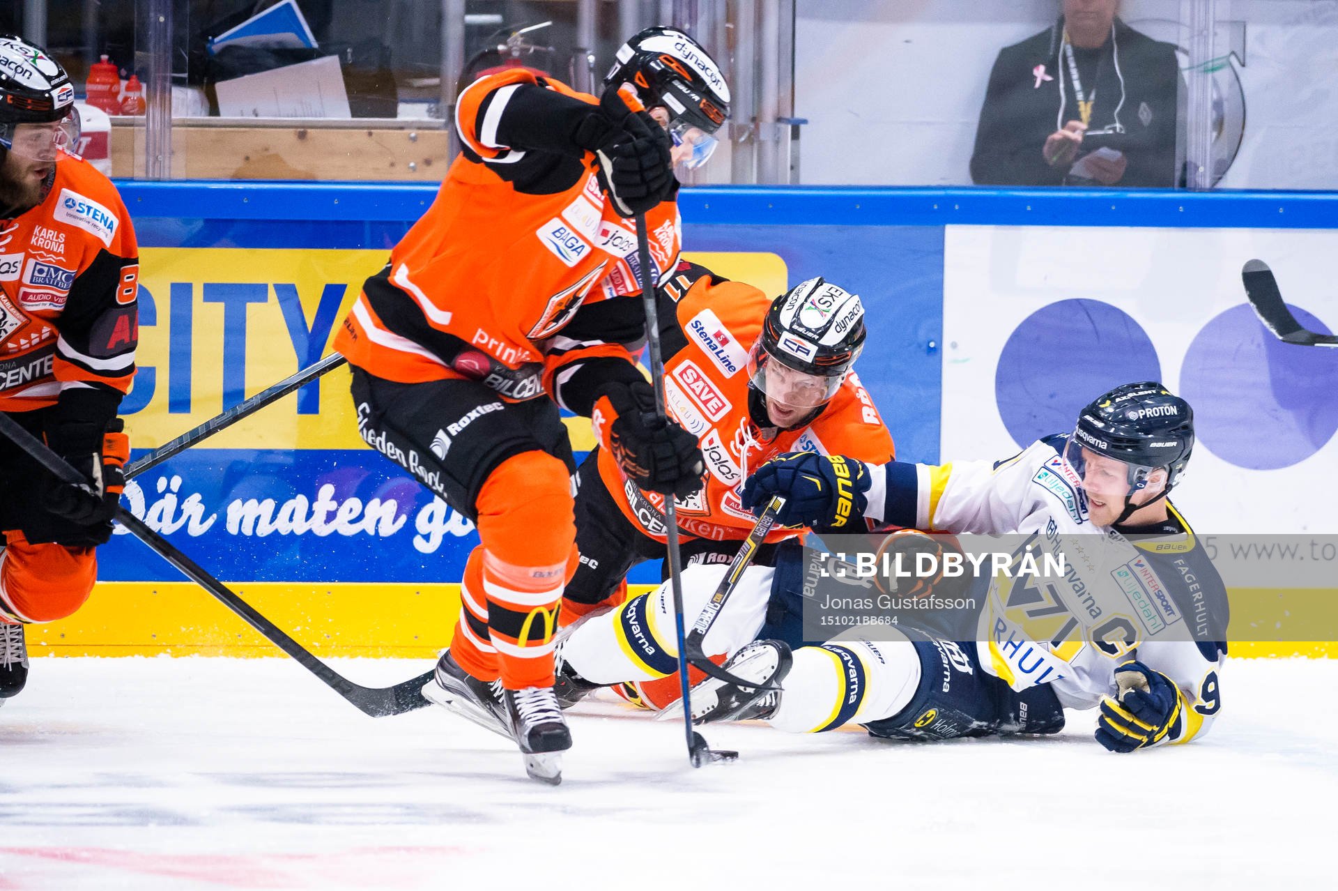 s Mattias Tedenby ligger på isen