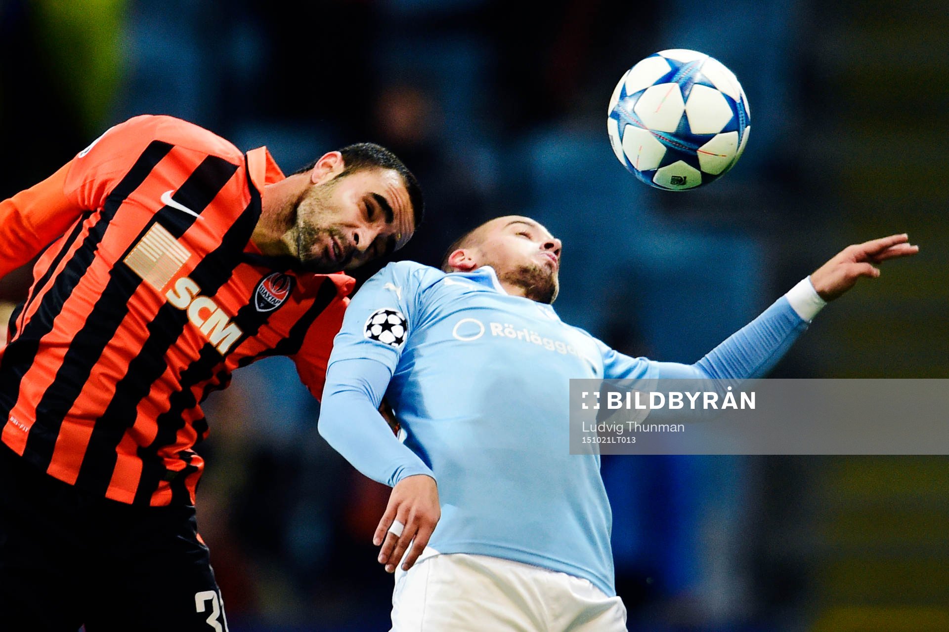 Shakhtar Donetsks Ismaily och Malmö FFs Vladimir Rodic under fotbollsmatchen i Champions League mellan Malmö FF och Shakhtar Donetsk den 21 oktober 2015 i Malmö.