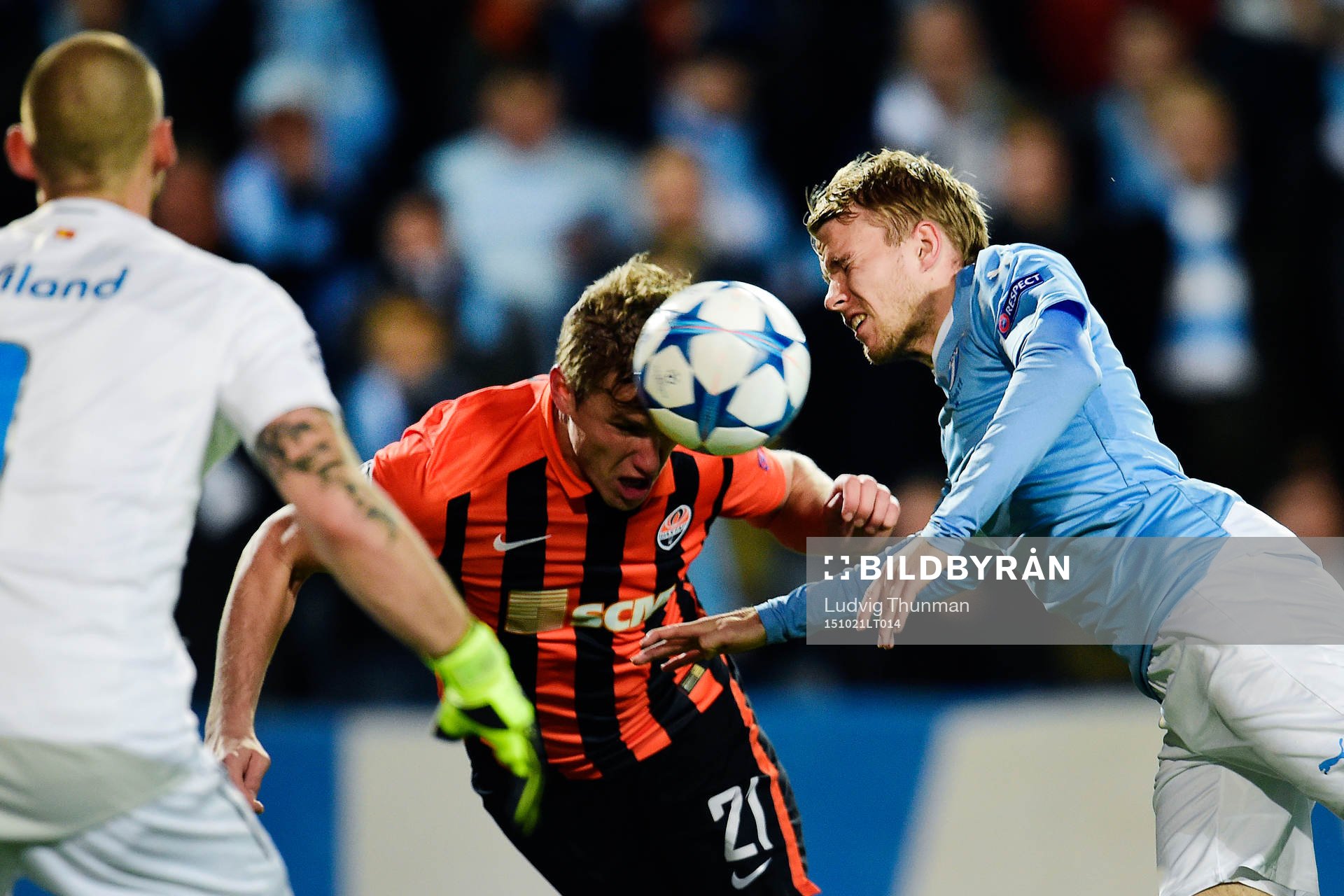 Shakhtar Donetsks Olexandr Gladkiy och Malmö FFs  Oscar Lewicki under fotbollsmatchen i Champions League mellan Malmö FF och Shakhtar Donetsk den 21 oktober 2015 i Malmö. 