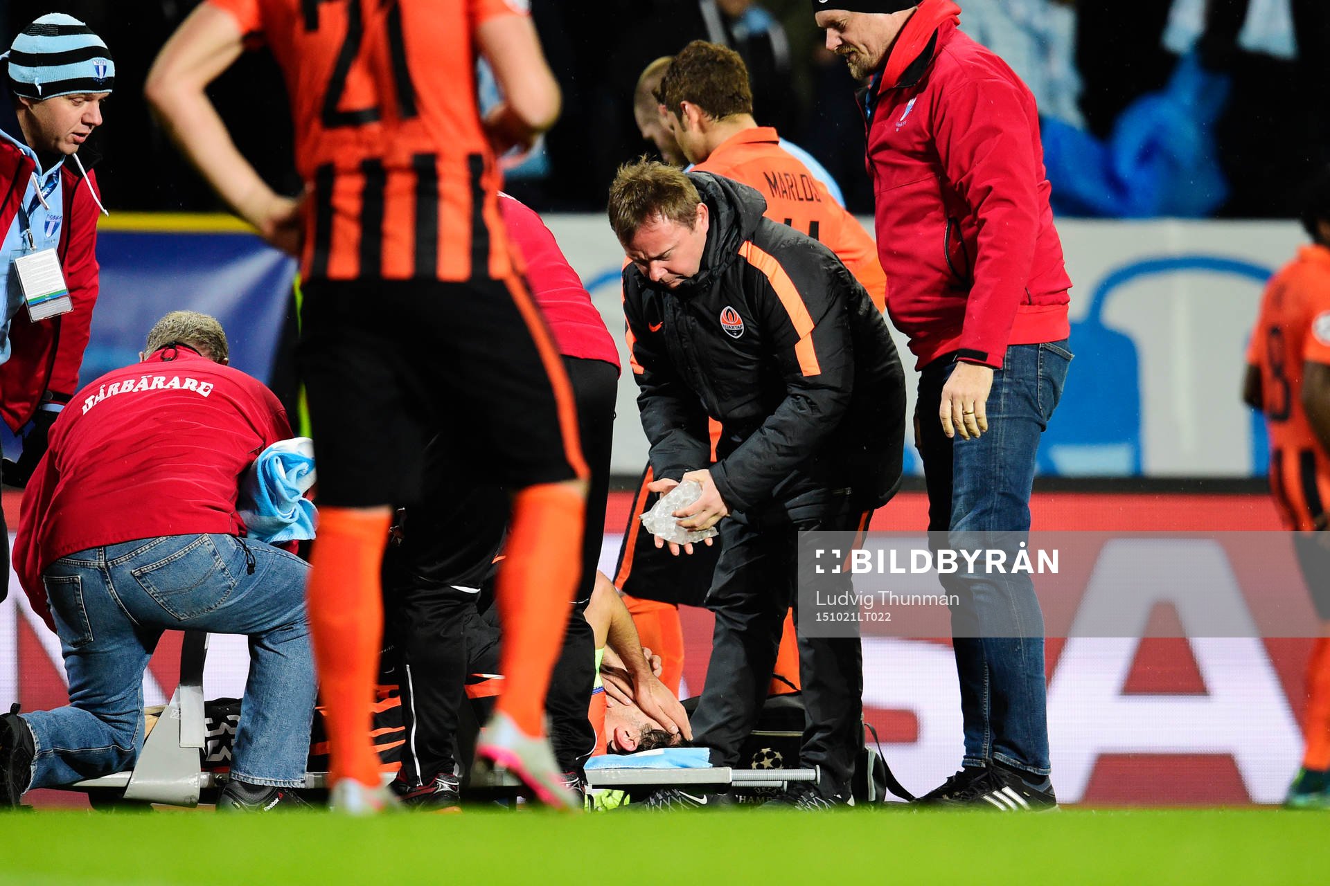 Shakhtar Donetsks Darijo Srna bärs ut på bår under fotbollsmatchen i Champions League mellan Malmö FF och Shakhtar Donetsk den 21 oktober 2015 i Malmö.