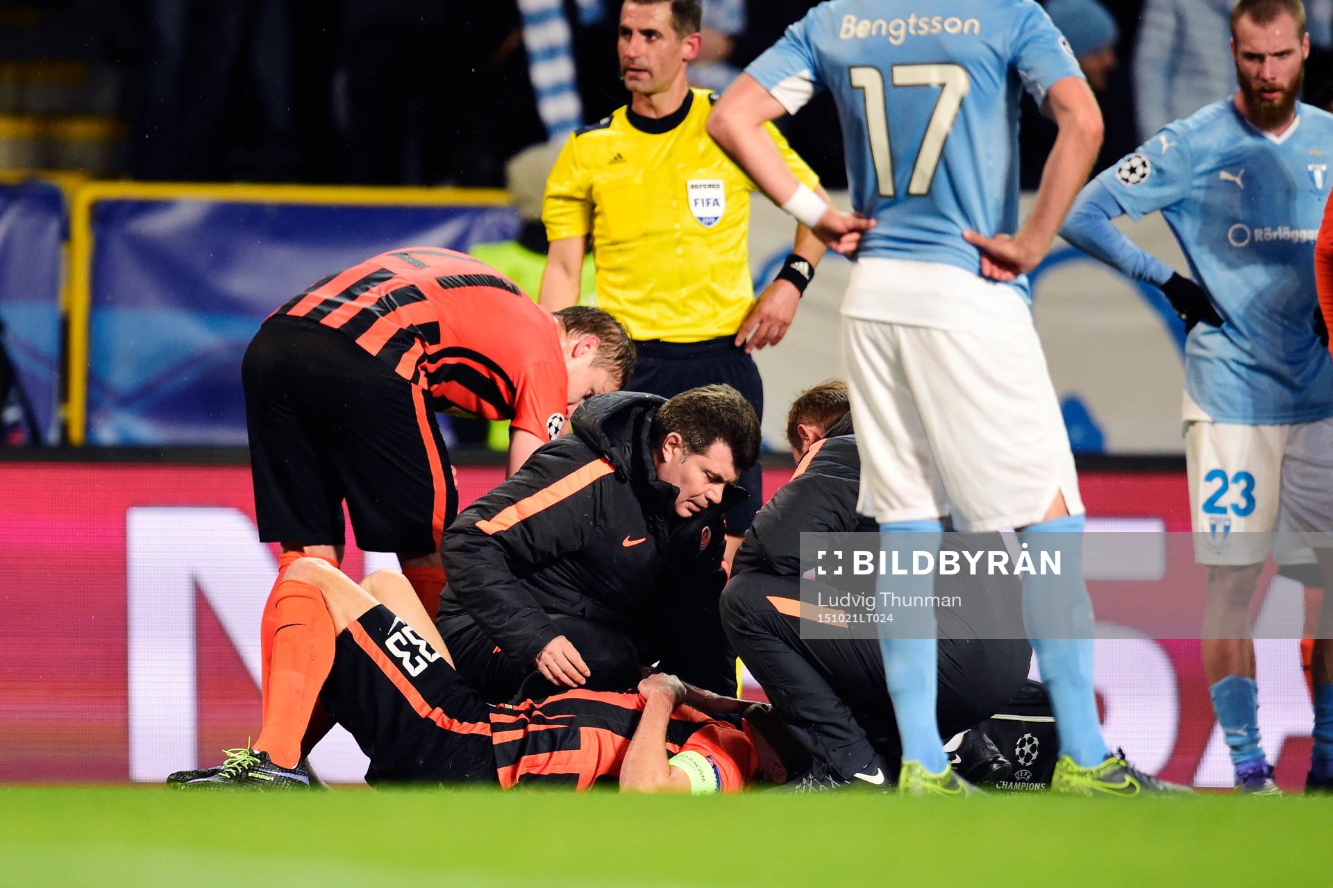 Shakhtar Donetsks Darijo Srna bärs ut på bår under fotbollsmatchen i Champions League mellan Malmö FF och Shakhtar Donetsk den 21 oktober 2015 i Malmö. 