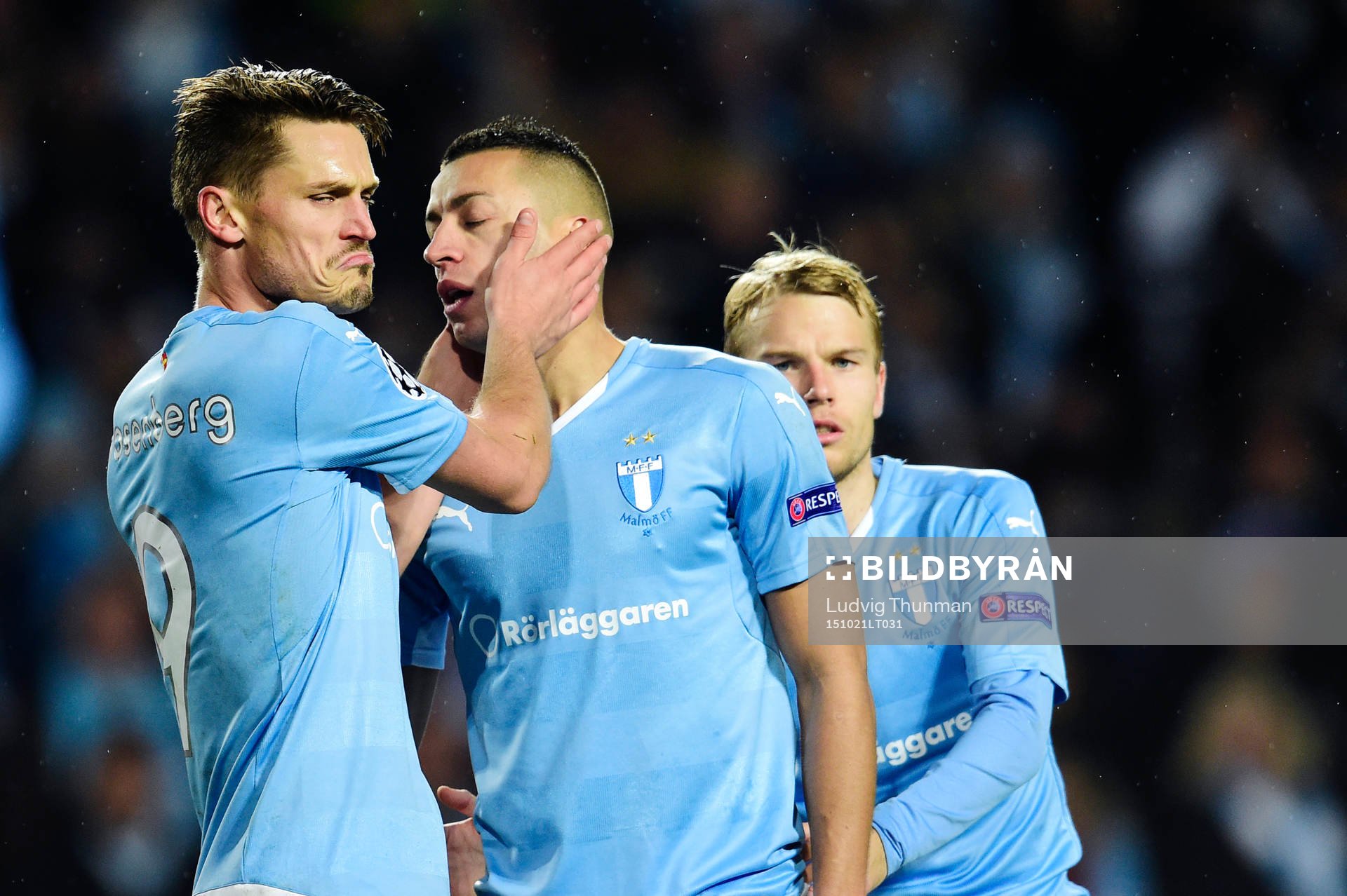 Malmö FFs  Markus Rosenberg tröstar Nikola Djurdjic