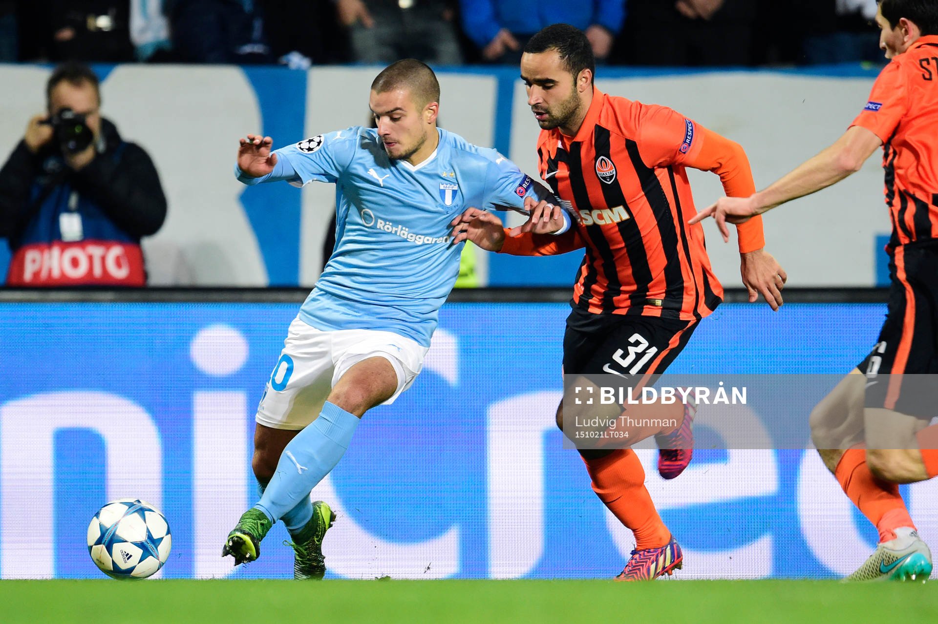 Malmö FFs Vladimir Rodic och Shakhtar Donetsks Ismaily under fotbollsmatchen i Champions League mellan Malmö FF och Shakhtar Donetsk den 21 oktober 2015 i Malmö.