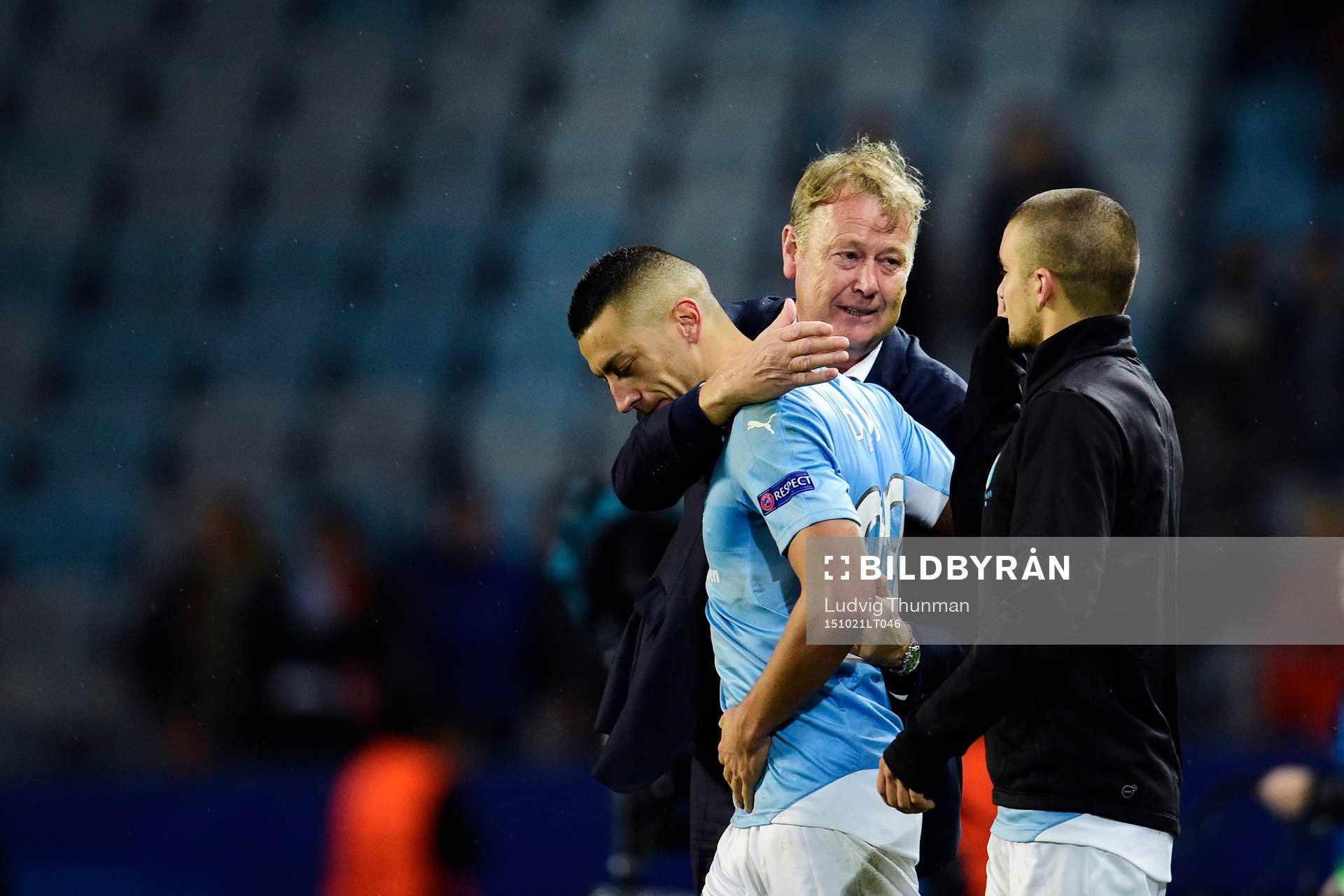 Malmö FFs  tränare Åge Hareide kramar om Nikola Djurdjic