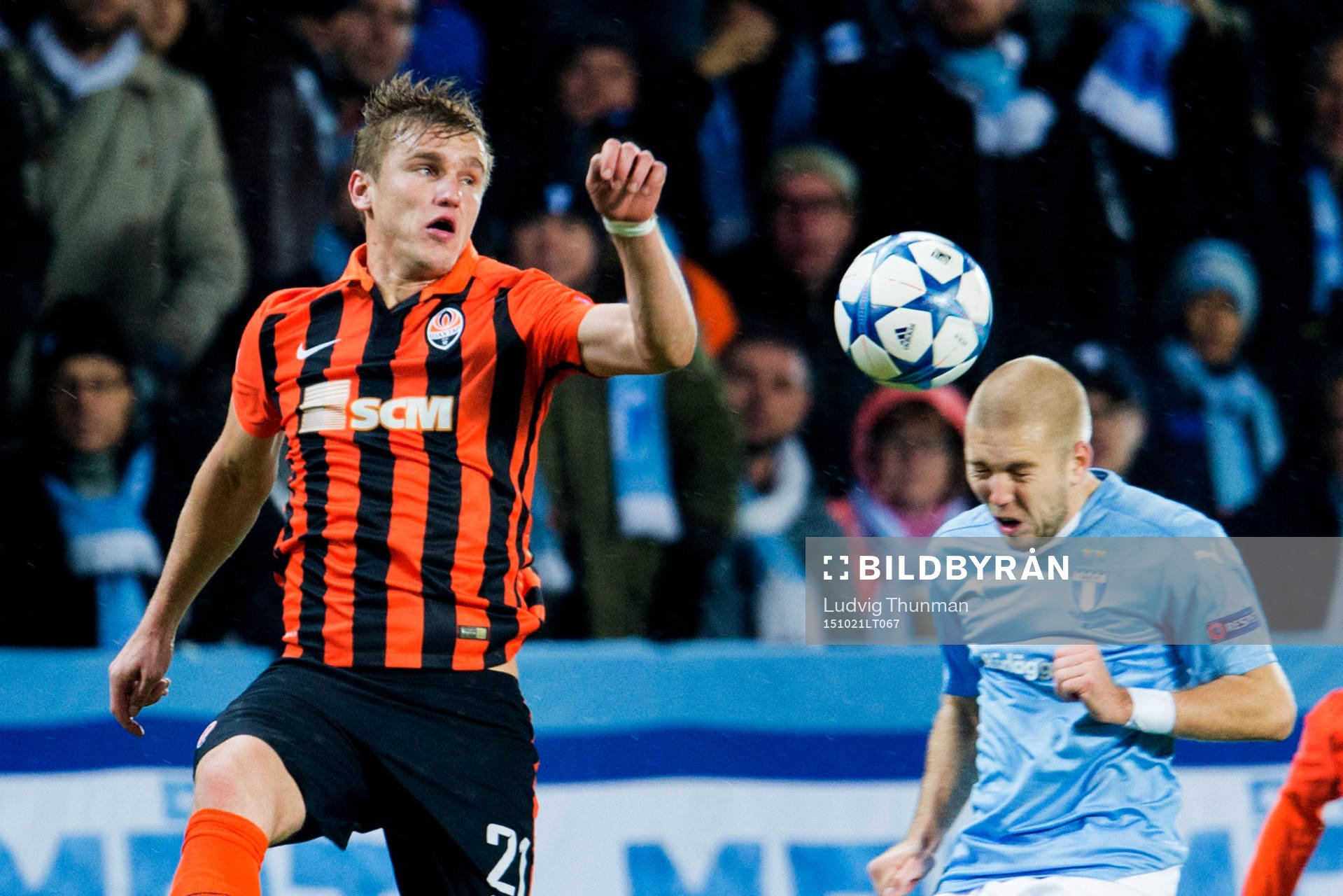 Shakhtar Donetsks Olexandr Gladkiy och Malmö FFs Anton Tinnerholm under fotbollsmatchen i Champions League mellan Malmö FF och Shakhtar Donetsk den 21 oktober 2015 i Malmö. 