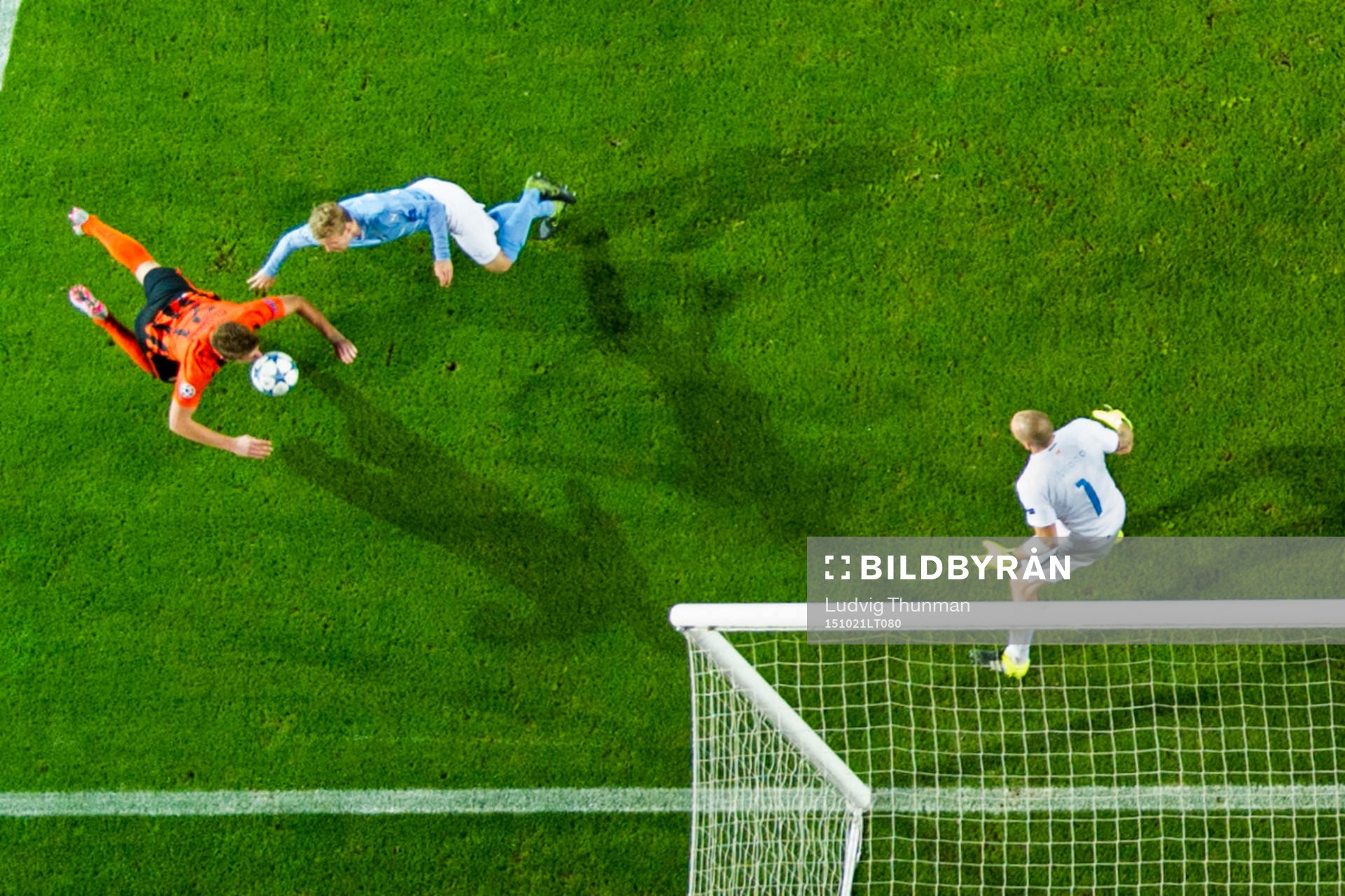 Shakhtar Donetsks Olexandr Gladkiy och Malmö FFs Oscar Lewicki under fotbollsmatchen i Champions League mellan Malmö FF och Shakhtar Donetsk den 21 oktober 2015 i Malmö.