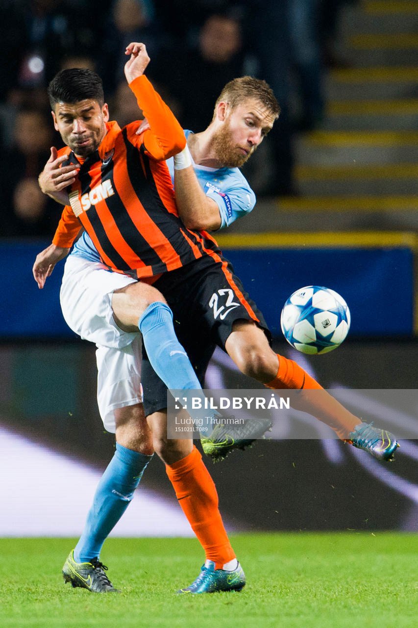 Shakhtar Donetsks Eduardo och Malmö FFs Rasmus Bengtsson under fotbollsmatchen i Champions League mellan Malmö FF och Shakhtar Donetsk den 21 oktober 2015 i Malmö.